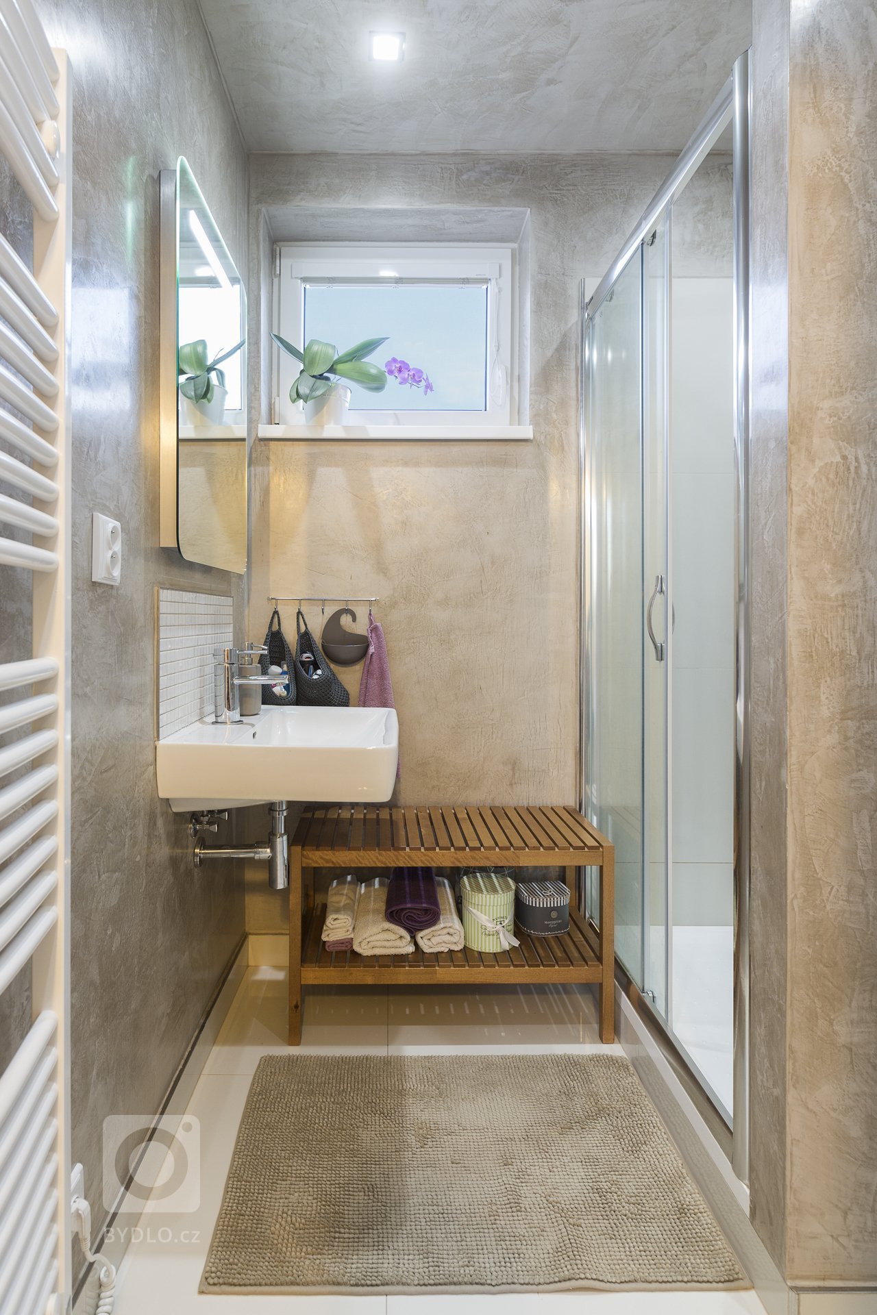 Moderní styl, jednoduchá linie, tlumené pastelové barvy doplněné industriálními kousky. Nábytek na míru doplněn masivními kousky z akácie a mangového dřeva.…