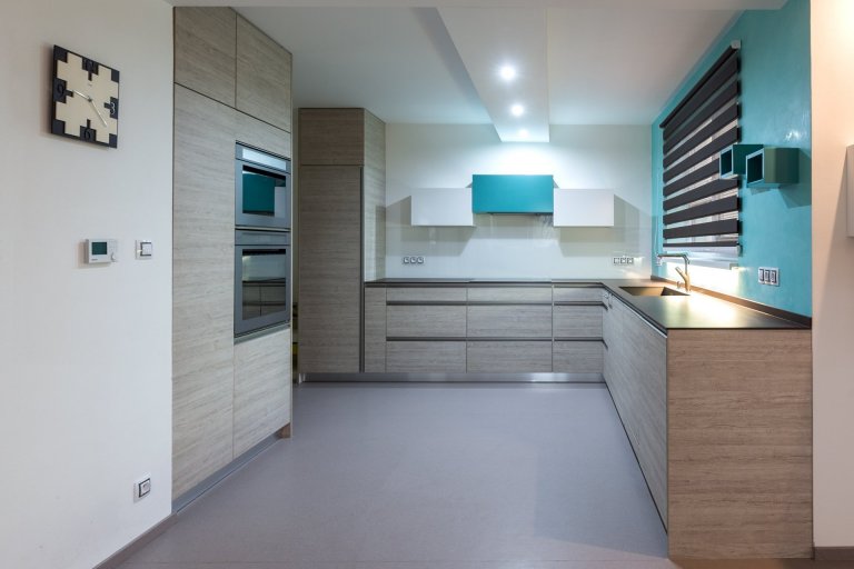 Tyrkysová.&nbsp;Pojmenování barvy je odvozeno od tyrkysu,&nbsp;kamene, který byl pro staré civilizace posvátný, přinášející štěstí a ochranu.&nbsp;V&nbsp…