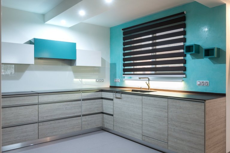 Tyrkysová.&nbsp;Pojmenování barvy je odvozeno od tyrkysu,&nbsp;kamene, který byl pro staré civilizace posvátný, přinášející štěstí a ochranu.&nbsp;V&nbsp…