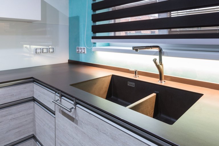 Tyrkysová.&nbsp;Pojmenování barvy je odvozeno od tyrkysu,&nbsp;kamene, který byl pro staré civilizace posvátný, přinášející štěstí a ochranu.&nbsp;V&nbsp…