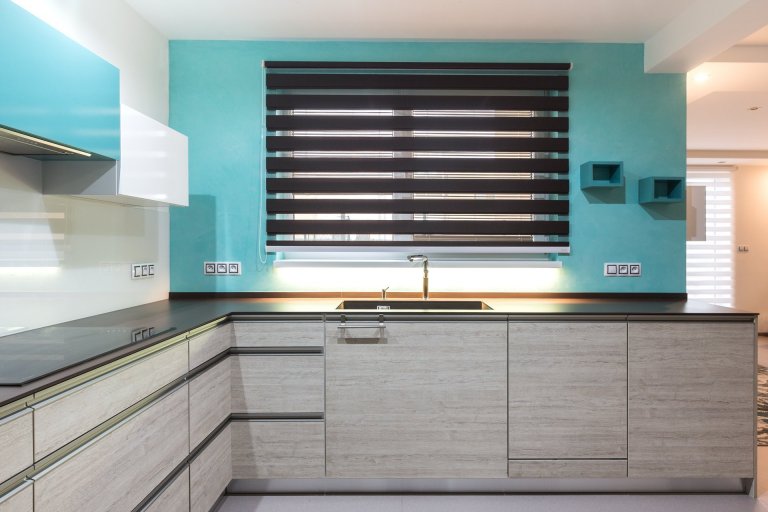 Tyrkysová.&nbsp;Pojmenování barvy je odvozeno od tyrkysu,&nbsp;kamene, který byl pro staré civilizace posvátný, přinášející štěstí a ochranu.&nbsp;V&nbsp…