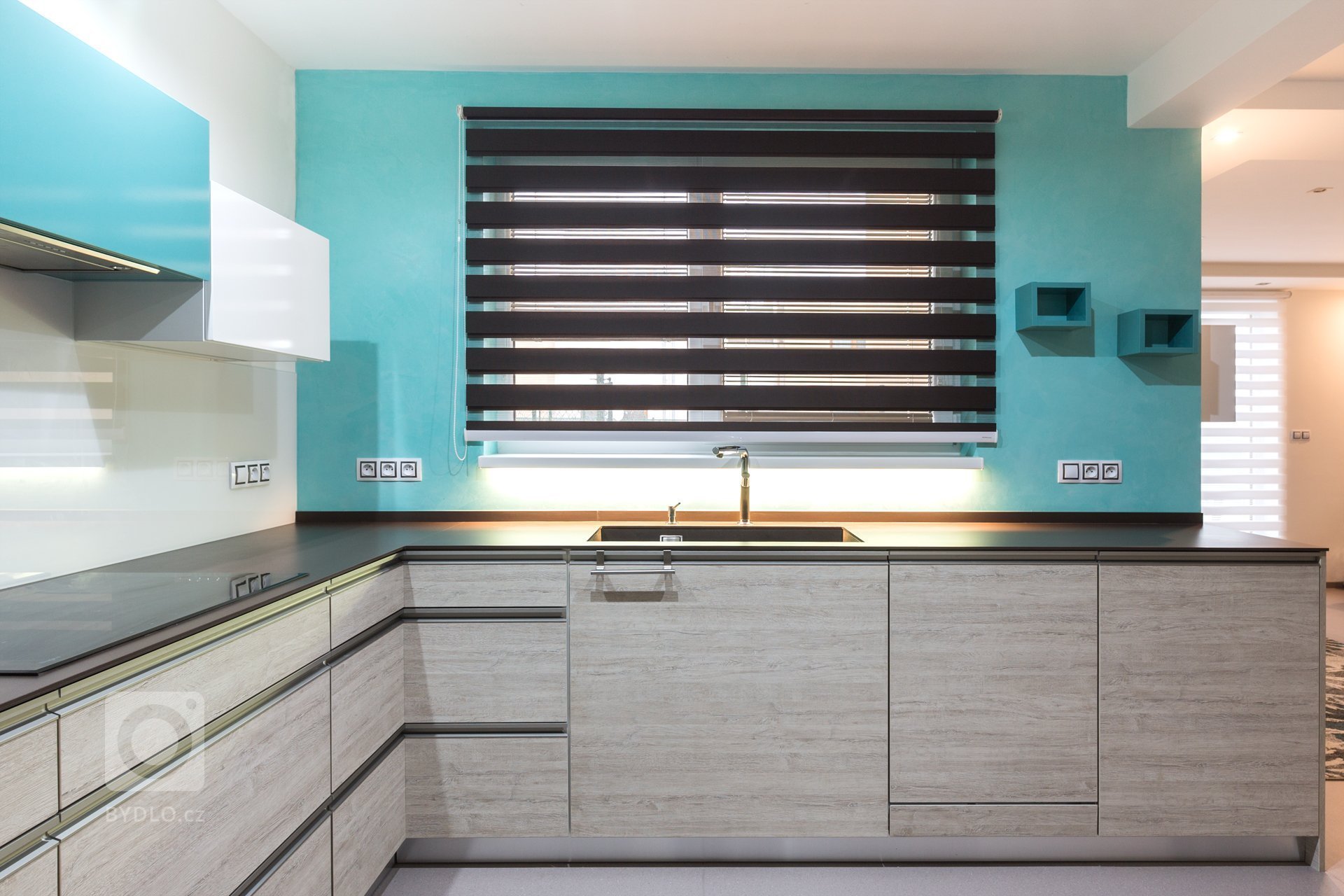 Tyrkysová.&nbsp;Pojmenování barvy je odvozeno od tyrkysu,&nbsp;kamene, který byl pro staré civilizace posvátný, přinášející štěstí a ochranu.&nbsp;V&nbsp…