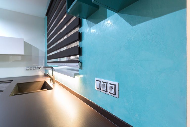 Tyrkysová.&nbsp;Pojmenování barvy je odvozeno od tyrkysu,&nbsp;kamene, který byl pro staré civilizace posvátný, přinášející štěstí a ochranu.&nbsp;V&nbsp…