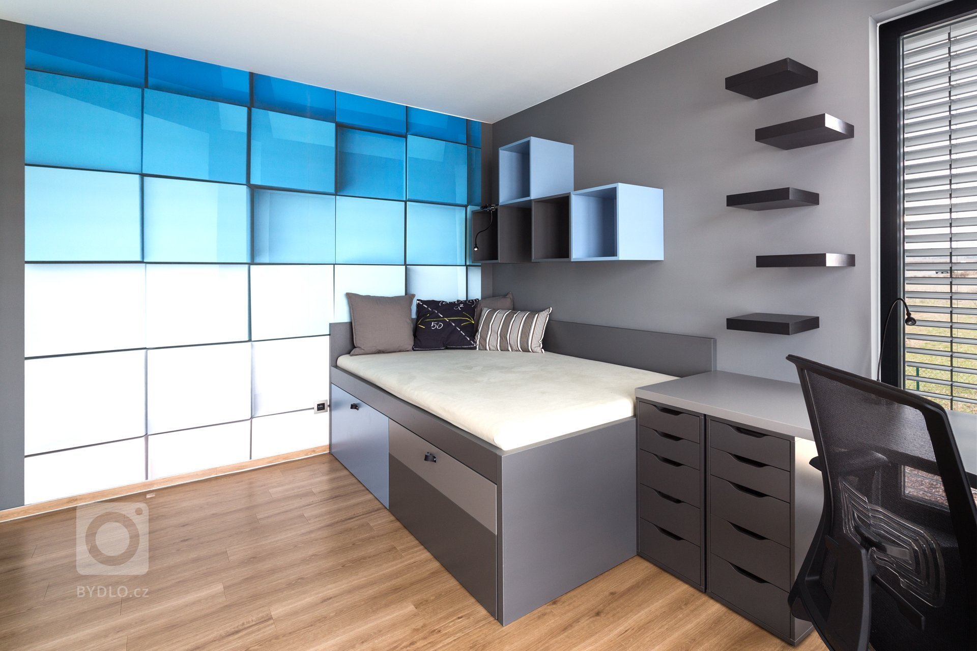 Kombinace bílá s dekorem dřeva je nesmrtelná. O tom vůbec nebudu diskutovat. Ale v tomto projektu byl zákaz &ldquo; bílé&ldquo;. Jsem za to ráda.

Úkol…