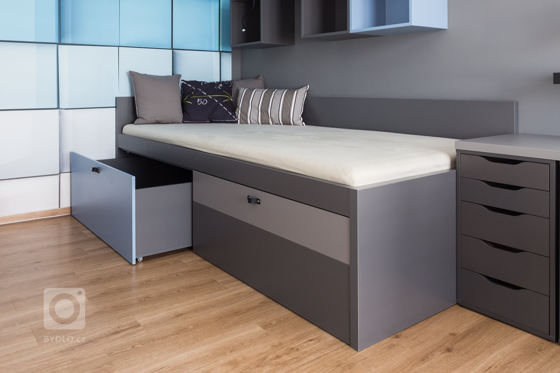 Kombinace bílá s dekorem dřeva je nesmrtelná. O tom vůbec nebudu diskutovat. Ale v tomto projektu byl zákaz &ldquo; bílé&ldquo;. Jsem za to ráda.

Úkol…