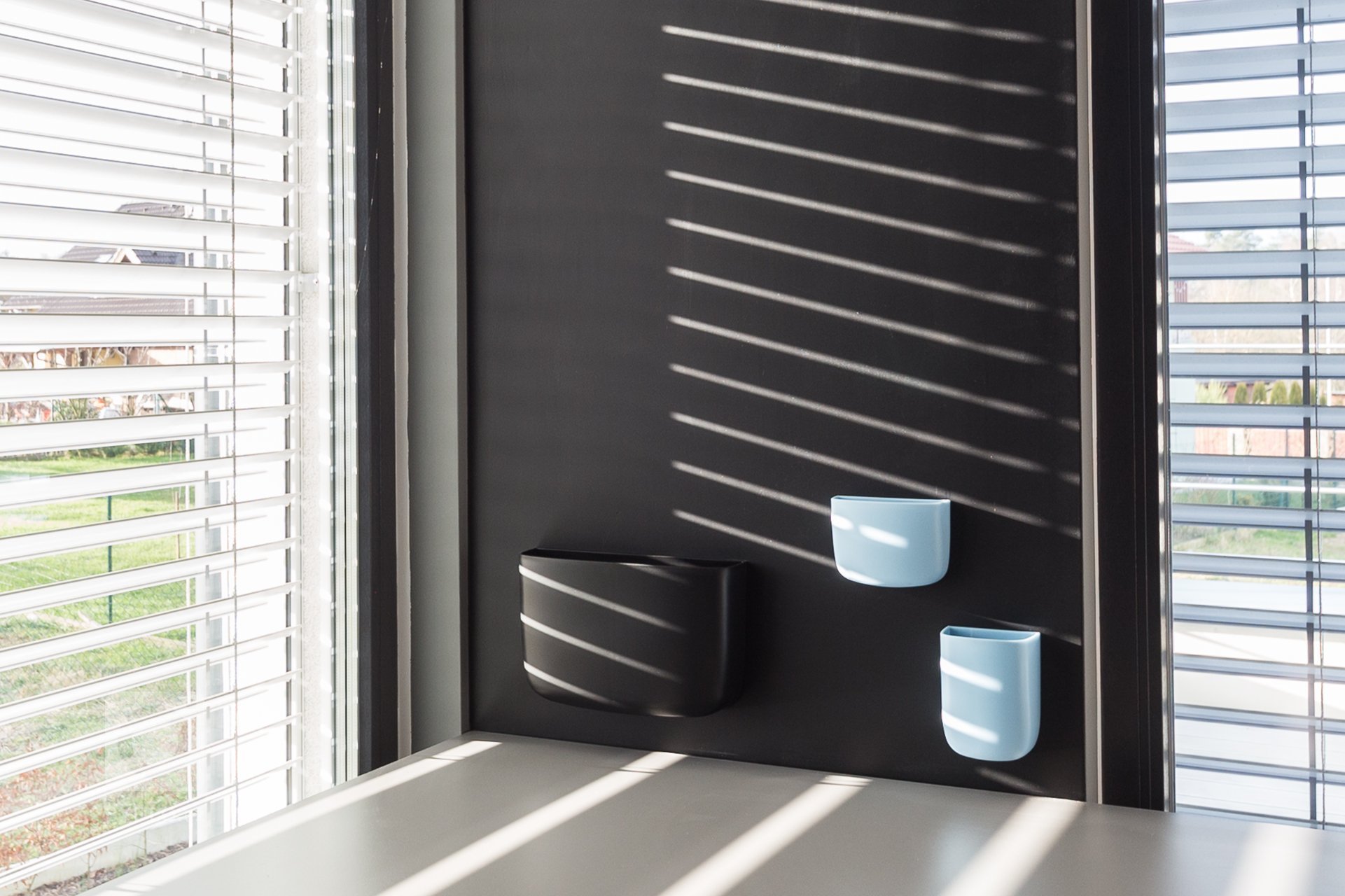 Kombinace bílá s dekorem dřeva je nesmrtelná. O tom vůbec nebudu diskutovat. Ale v tomto projektu byl zákaz &ldquo; bílé&ldquo;. Jsem za to ráda.

Úkol…