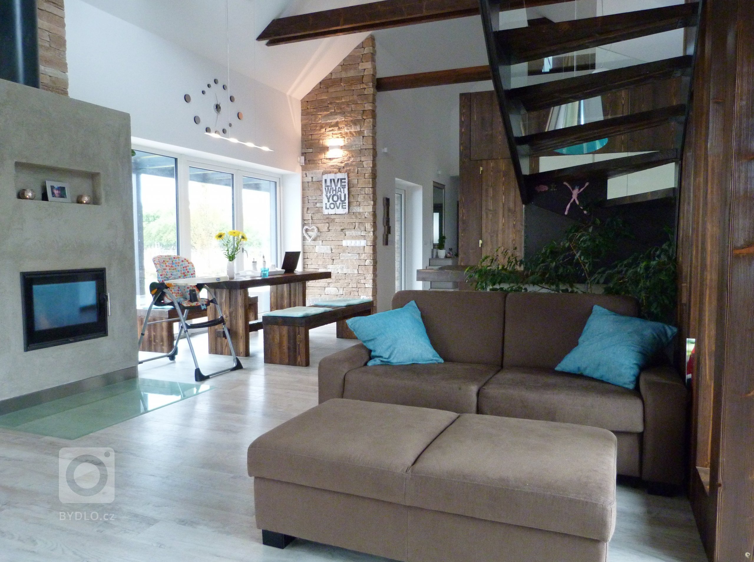 Hlavním cílem majitelů tohoto domu bylo vyměnit ruch velkoměsta za klid malé vesničky. Mezi požadavky majitelů bylo naprojektovat přízemní dům spojený s&nbsp…