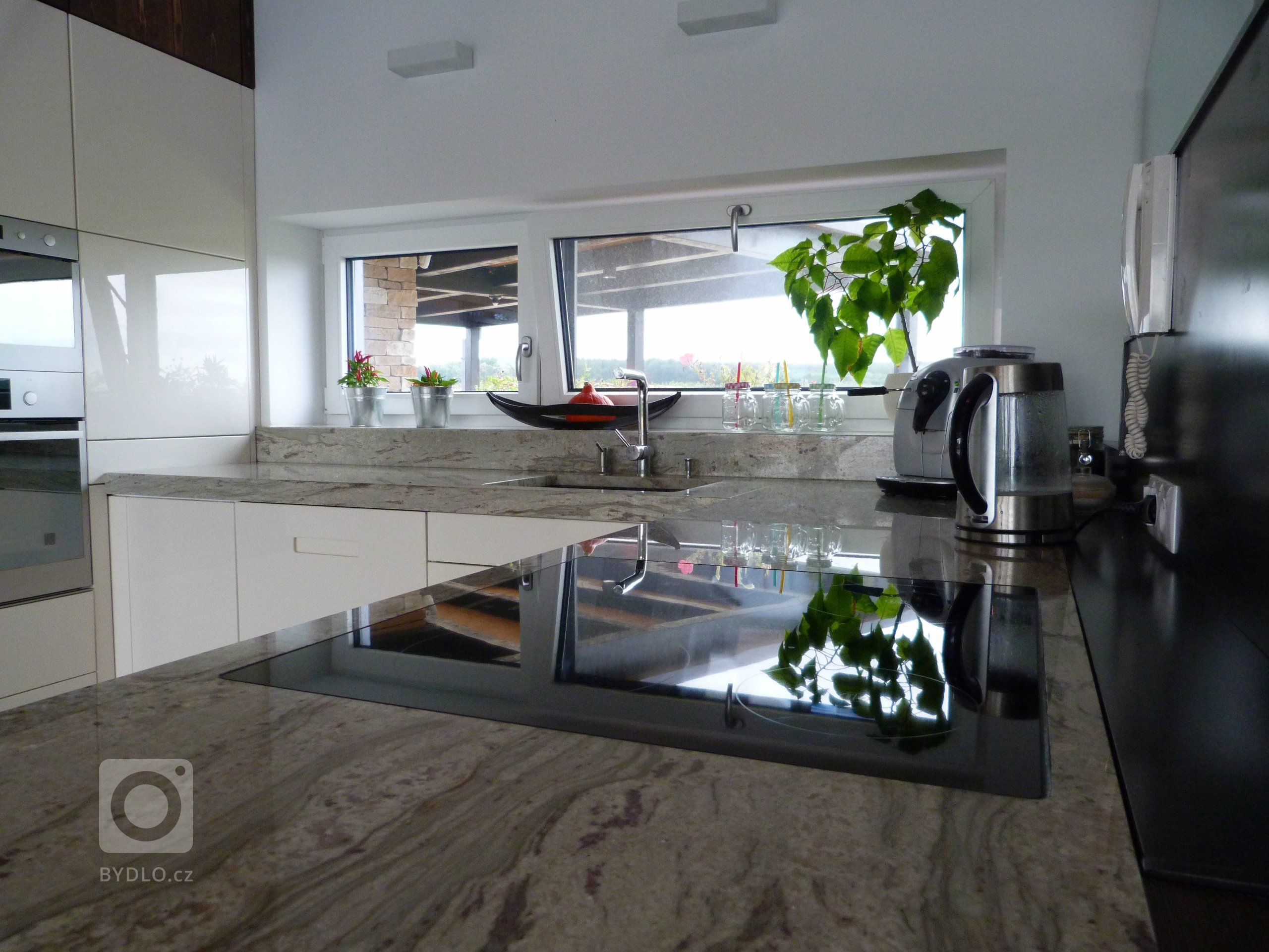 Hlavním cílem majitelů tohoto domu bylo vyměnit ruch velkoměsta za klid malé vesničky. Mezi požadavky majitelů bylo naprojektovat přízemní dům spojený s&nbsp…