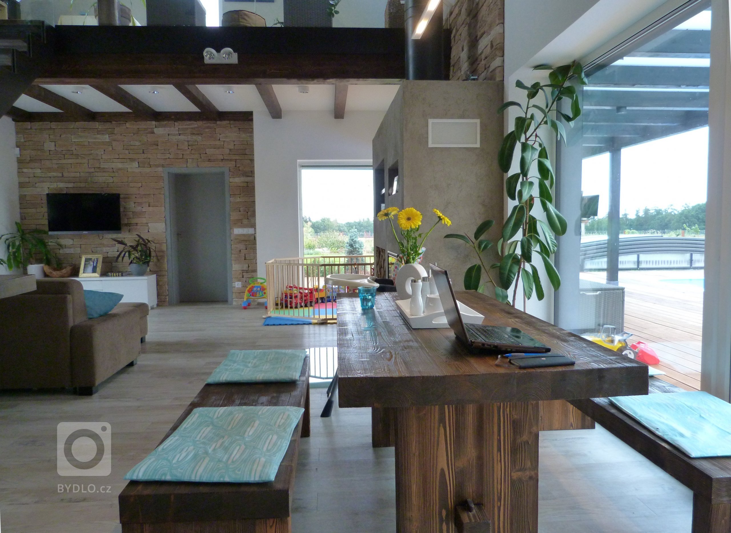 Hlavním cílem majitelů tohoto domu bylo vyměnit ruch velkoměsta za klid malé vesničky. Mezi požadavky majitelů bylo naprojektovat přízemní dům spojený s&nbsp…