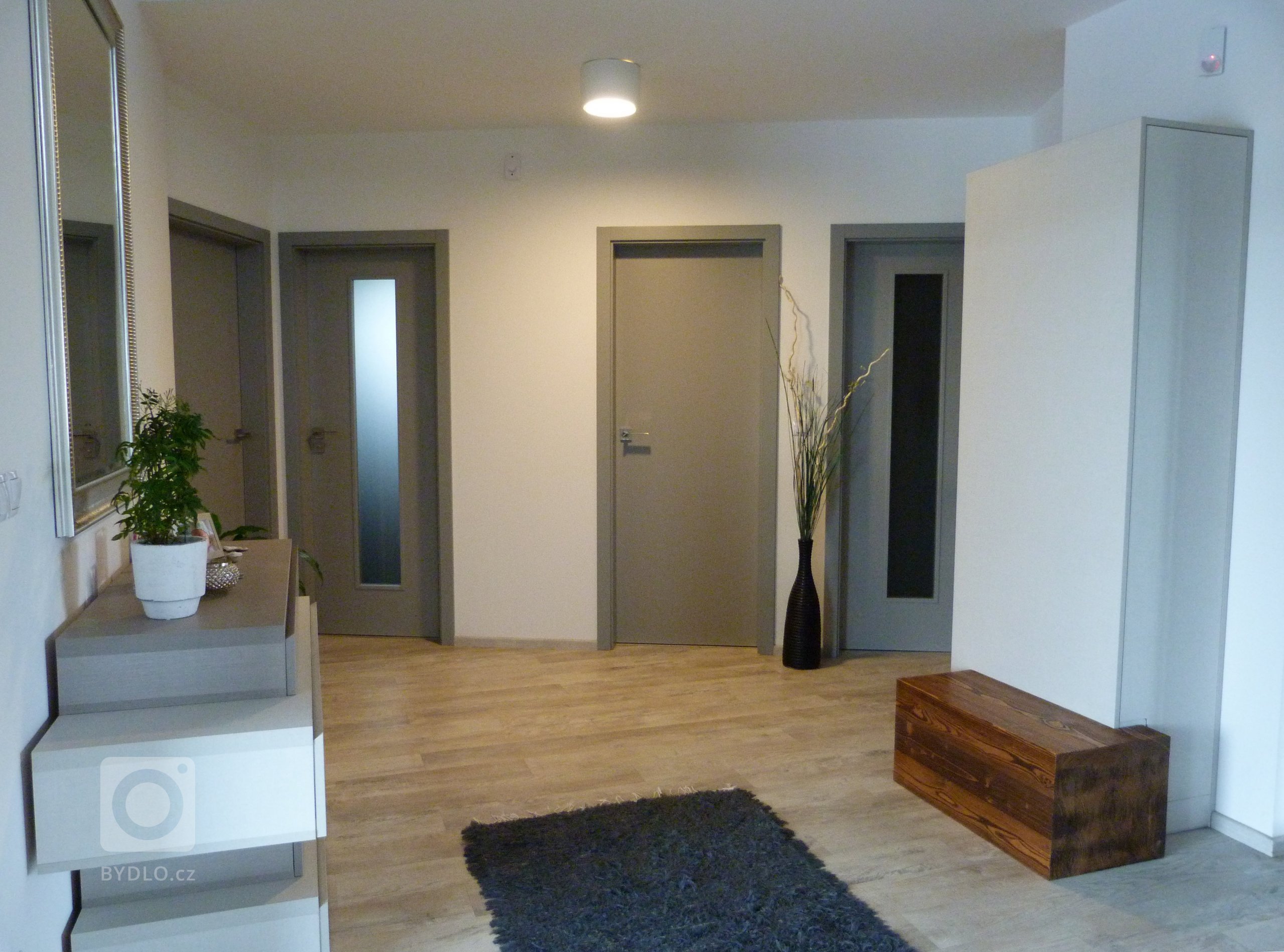 Hlavním cílem majitelů tohoto domu bylo vyměnit ruch velkoměsta za klid malé vesničky. Mezi požadavky majitelů bylo naprojektovat přízemní dům spojený s&nbsp…