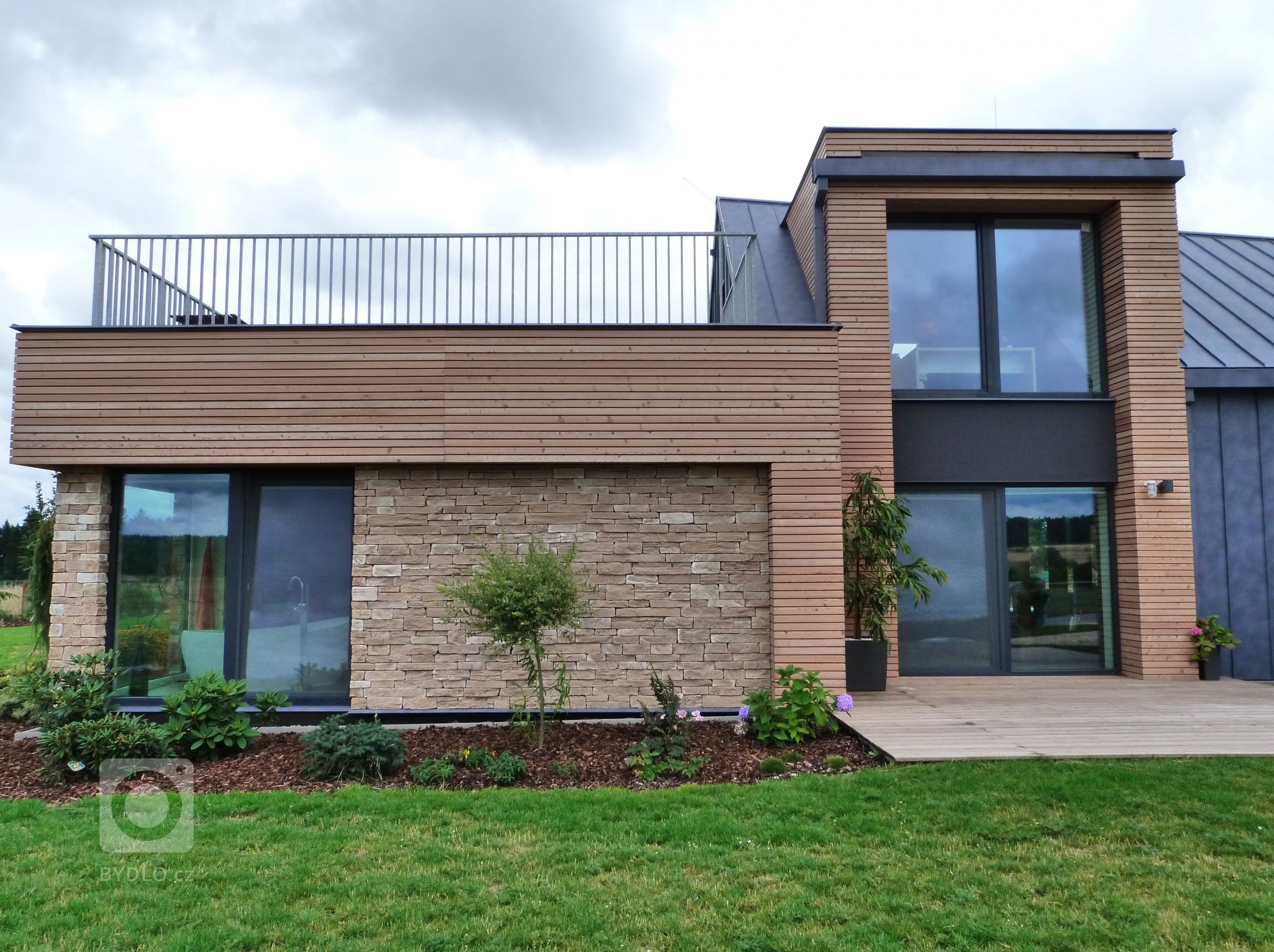 Hlavním cílem majitelů tohoto domu bylo vyměnit ruch velkoměsta za klid malé vesničky. Mezi požadavky majitelů bylo naprojektovat přízemní dům spojený s&nbsp…