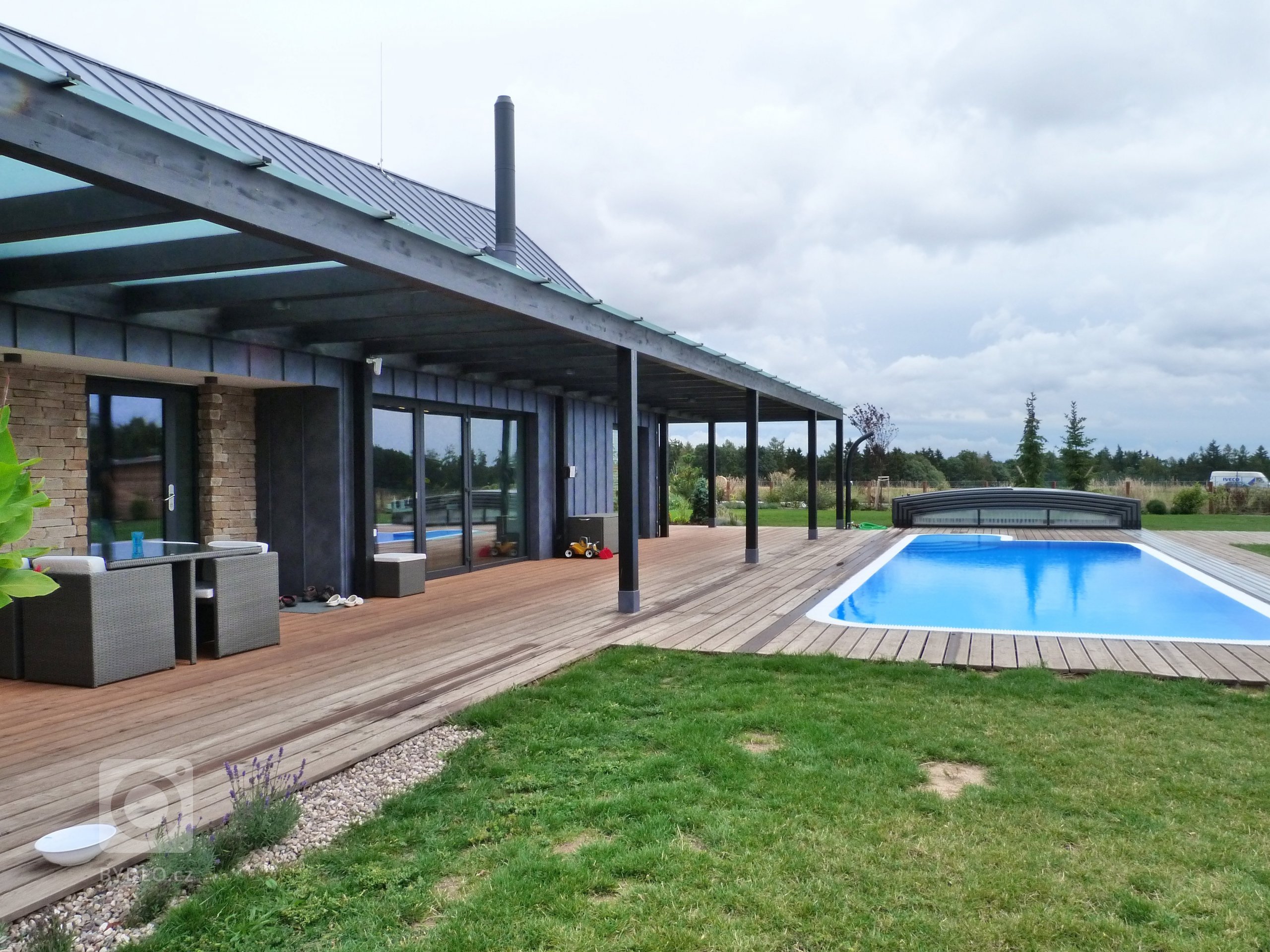 Hlavním cílem majitelů tohoto domu bylo vyměnit ruch velkoměsta za klid malé vesničky. Mezi požadavky majitelů bylo naprojektovat přízemní dům spojený s&nbsp…