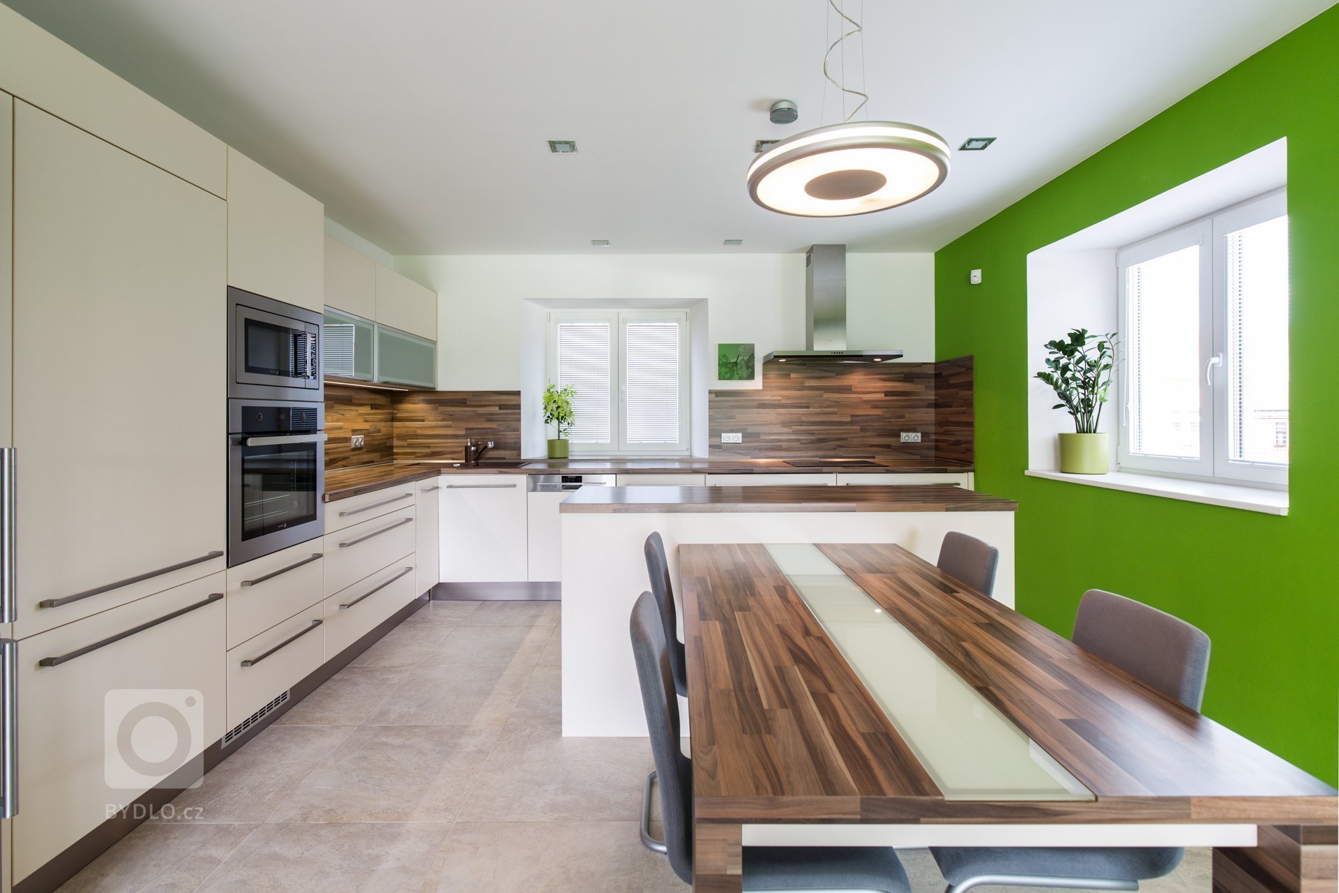 Realizace projektu, od prvotní vizualizace až po kompletní realizaci, trvala 2 roky.
Asymetričnost tohoto domu vypovídá o&nbsp;povaze a životním stylu jejich…