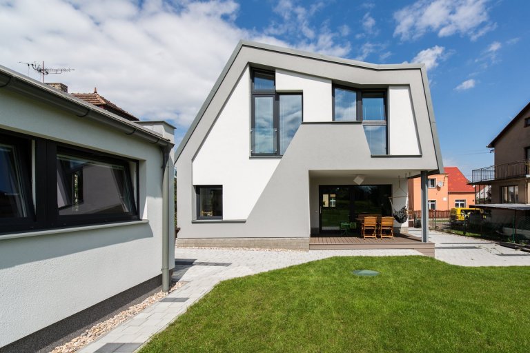 Realizace projektu, od prvotní vizualizace až po kompletní realizaci, trvala 2 roky.
Asymetričnost tohoto domu vypovídá o&nbsp;povaze a životním stylu jejich…