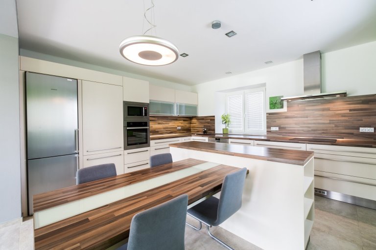 Realizace projektu, od prvotní vizualizace až po kompletní realizaci, trvala 2 roky.
Asymetričnost tohoto domu vypovídá o&nbsp;povaze a životním stylu jejich…