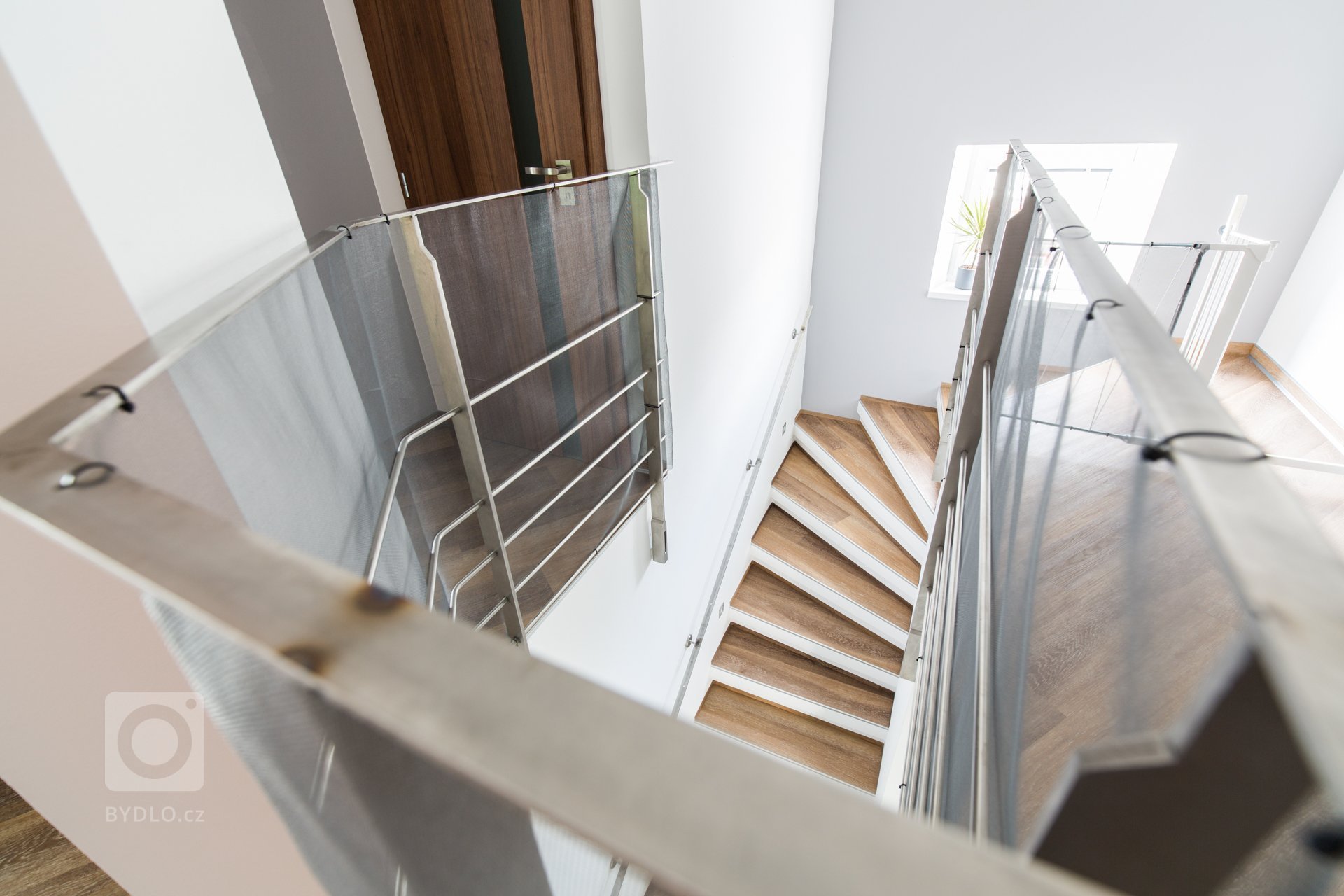 Realizace projektu, od prvotní vizualizace až po kompletní realizaci, trvala 2 roky.
Asymetričnost tohoto domu vypovídá o&nbsp;povaze a životním stylu jejich…