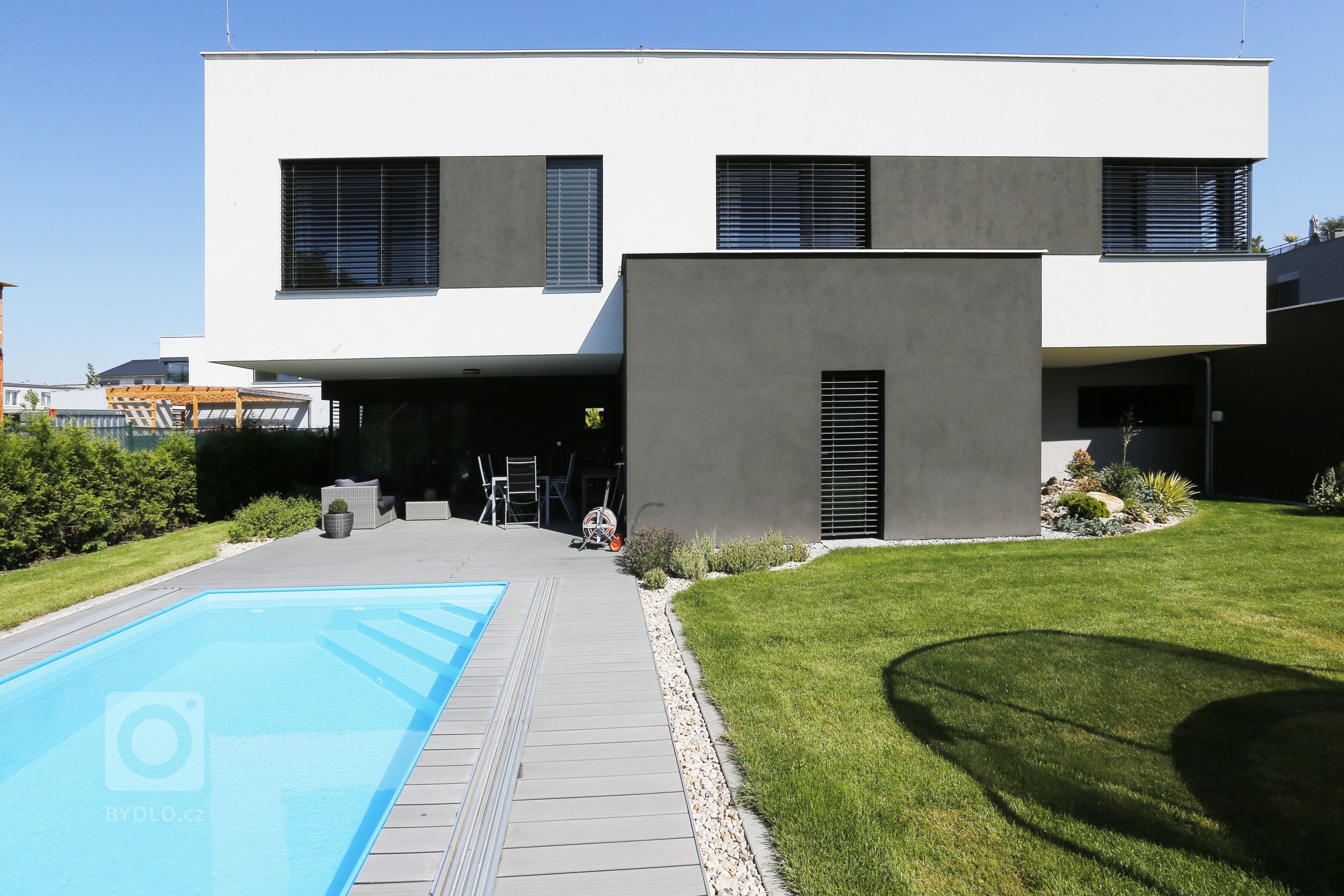 Rodinný dům v Uhřiněvsi&nbsp; je určen pro bydlení 4&ndash; členné rodiny. Zastavěná plocha činí 180,83 m2 z toho RD 167,23 m2, sklad 13,60 m2.
Celková užitná…