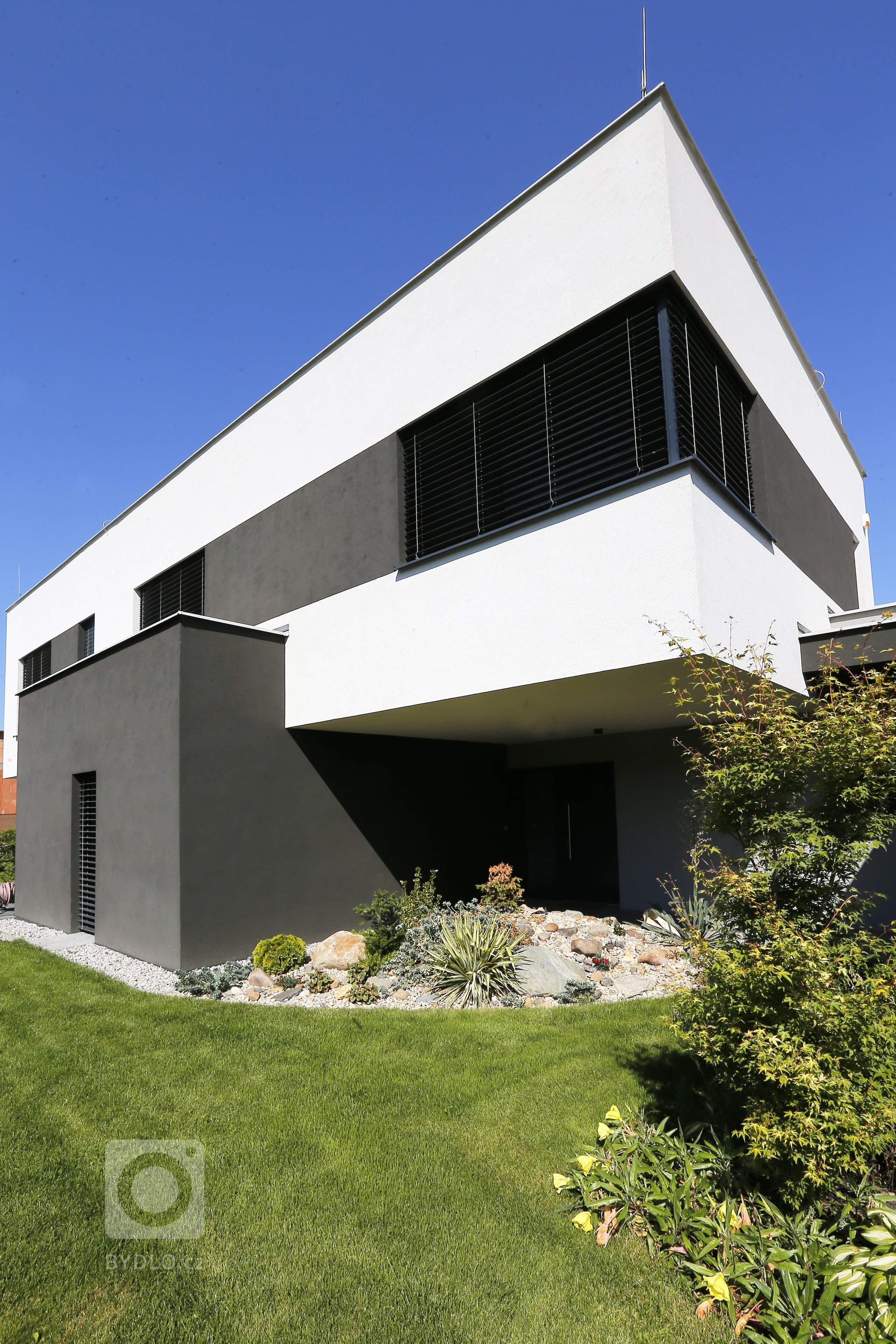 Rodinný dům v Uhřiněvsi&nbsp; je určen pro bydlení 4&ndash; členné rodiny. Zastavěná plocha činí 180,83 m2 z toho RD 167,23 m2, sklad 13,60 m2.
Celková užitná…