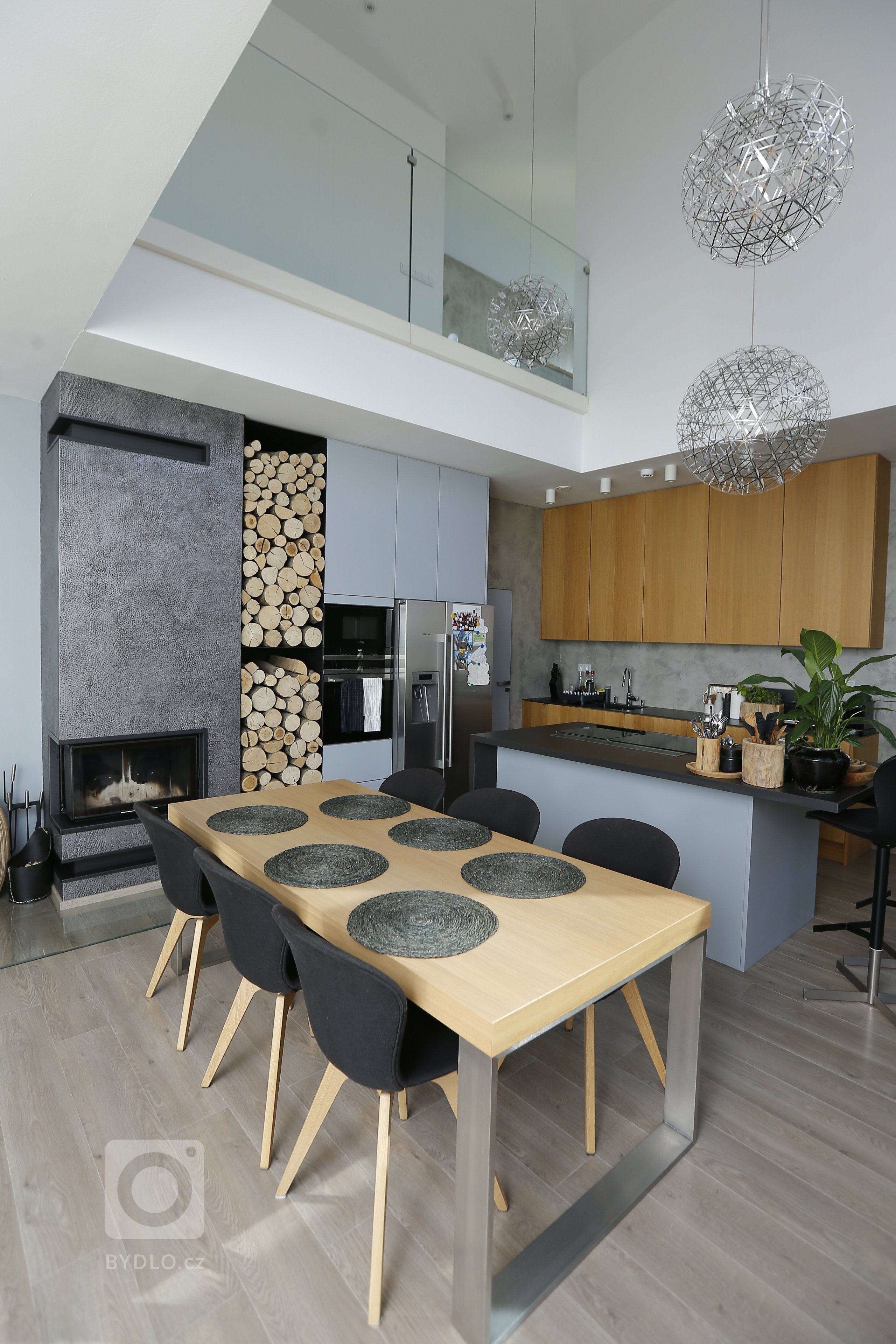 Jedná se o novostavbu rodinného domu &ndash; stavba pro bydlení 4-členné rodiny s dispozicí 5+kk o celkové užitné ploše 326,92 m2.

Příjezd a vchod k rodinnému…