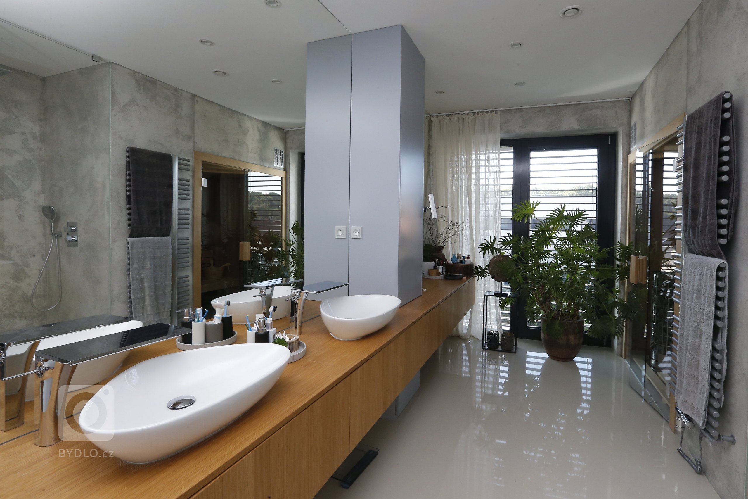 Jedná se o novostavbu rodinného domu &ndash; stavba pro bydlení 4-členné rodiny s dispozicí 5+kk o celkové užitné ploše 326,92 m2.

Příjezd a vchod k rodinnému…