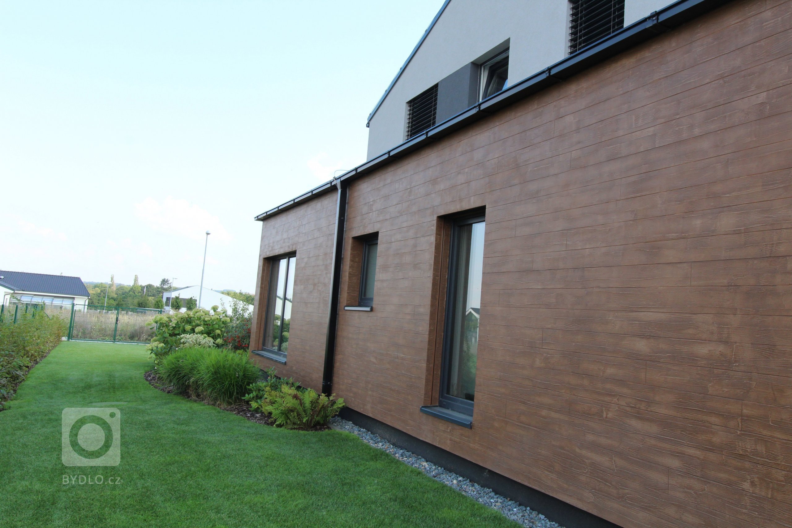 Jedná se o rodinný dům, který má zastavěnou plochu 232,32 m2, kryté parkovací stání a závětří 40,46 m2 a terasa s nezastřešenou pergolou 31,86 m2.

Podlahová…