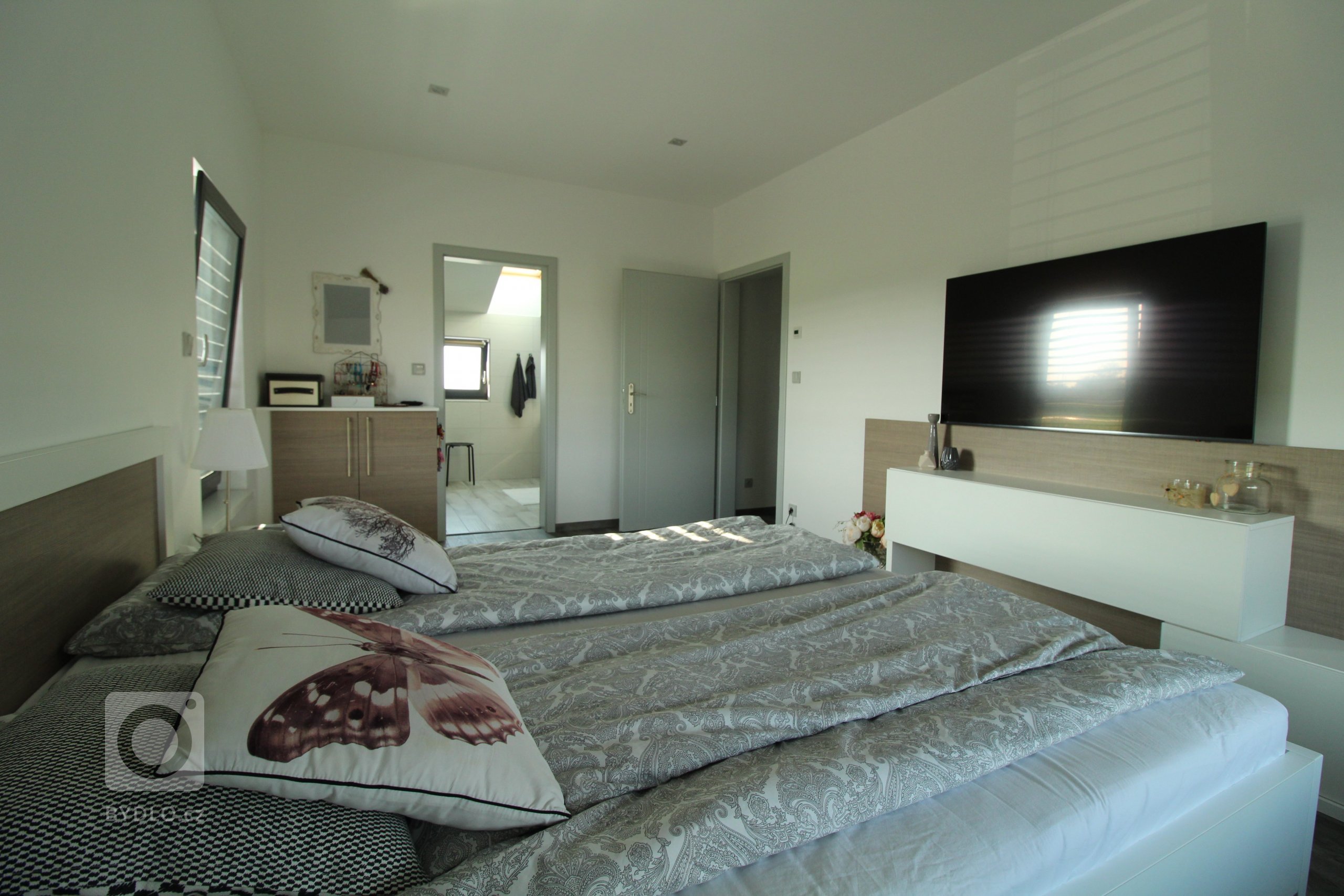 Jedná se o rodinný dům, který má zastavěnou plochu 232,32 m2, kryté parkovací stání a závětří 40,46 m2 a terasa s nezastřešenou pergolou 31,86 m2.

Podlahová…