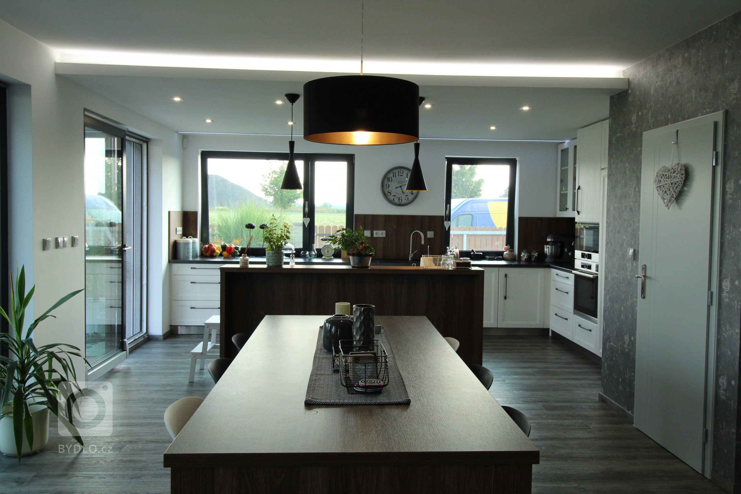 Jedná se o rodinný dům, který má zastavěnou plochu 232,32 m2, kryté parkovací stání a závětří 40,46 m2 a terasa s nezastřešenou pergolou 31,86 m2.

Podlahová…