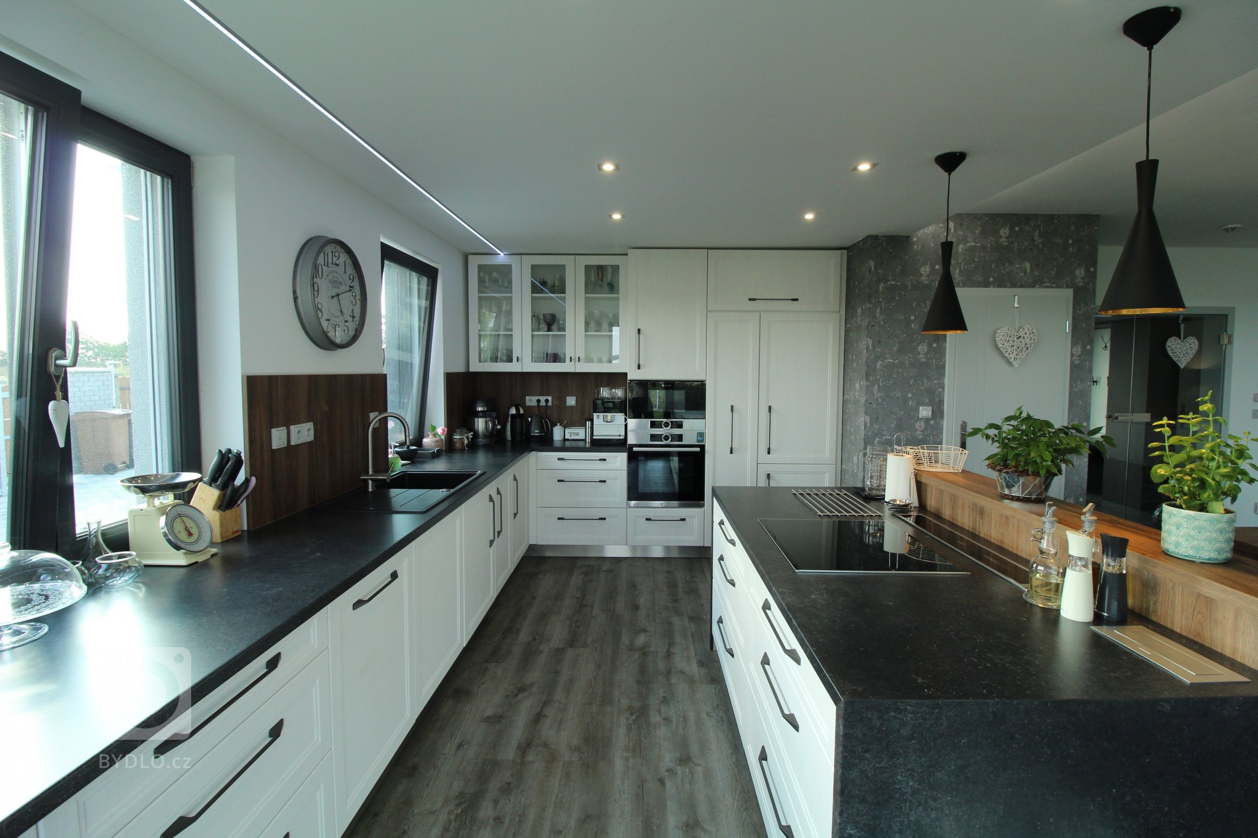 Jedná se o rodinný dům, který má zastavěnou plochu 232,32 m2, kryté parkovací stání a závětří 40,46 m2 a terasa s nezastřešenou pergolou 31,86 m2.

Podlahová…