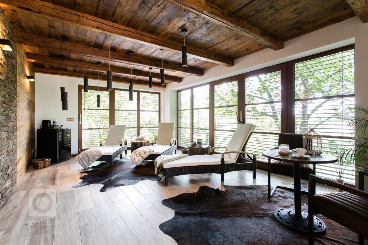 Návrh dispozice 1. NP obsahuje stávající halu, prádelnu, pracovnu, koupelnu, WC, sklad, chodbu, Kuchyň, spíž, obytný prostor. Ze stávající garáže bude pomocí…