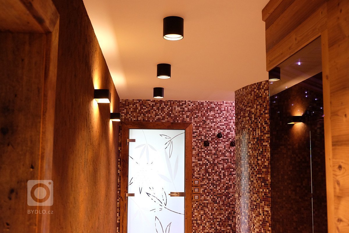 Návrh dispozice 1. NP obsahuje stávající halu, prádelnu, pracovnu, koupelnu, WC, sklad, chodbu, Kuchyň, spíž, obytný prostor. Ze stávající garáže bude pomocí…