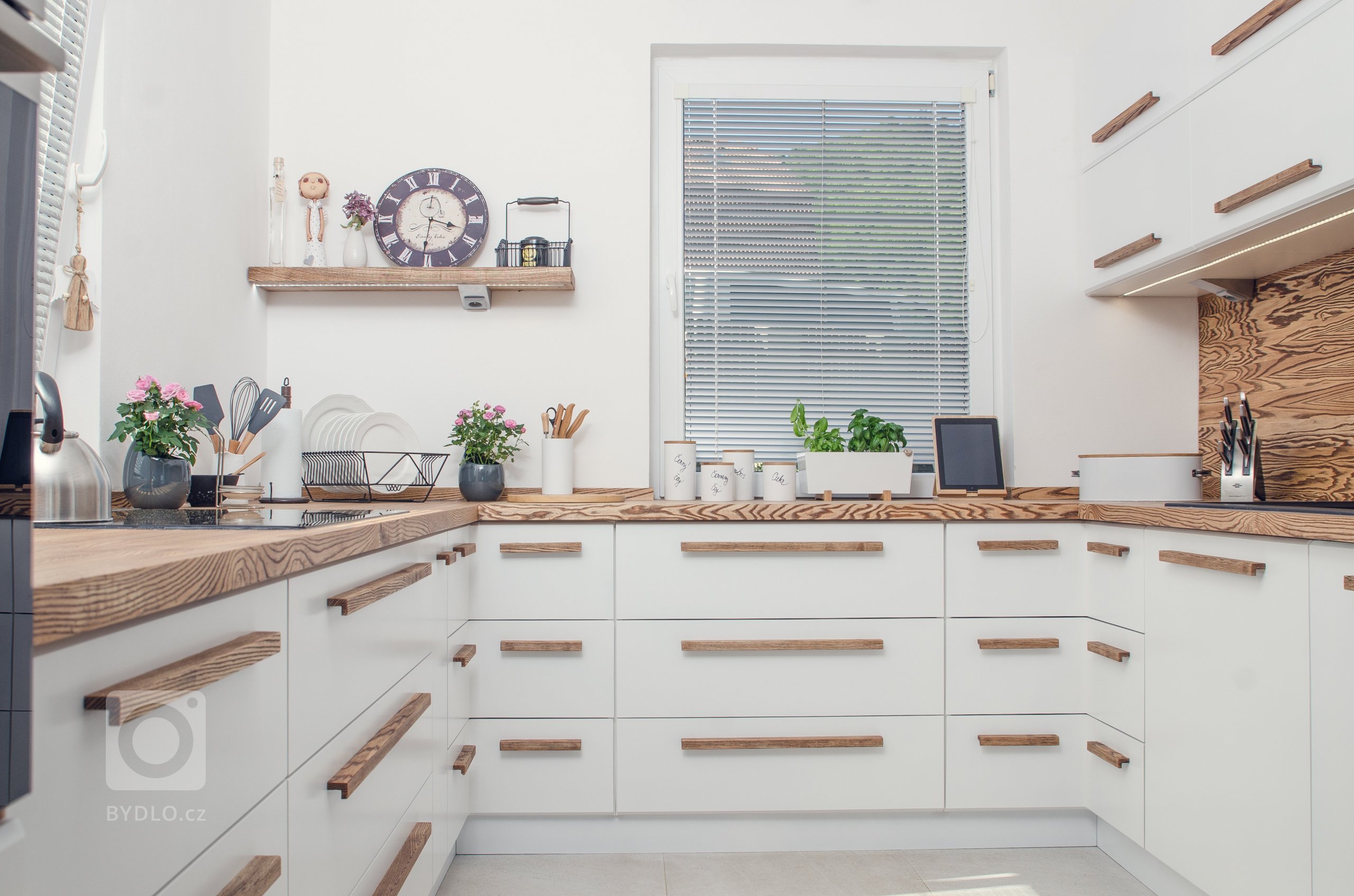 Před tvorbou této kuchyně mě oslovily zákazníci s jasnou zakázkou: "Chceme novou kuchyň do staršího domečku. Nemáme o ní naprosto žádnou představu, ale od…