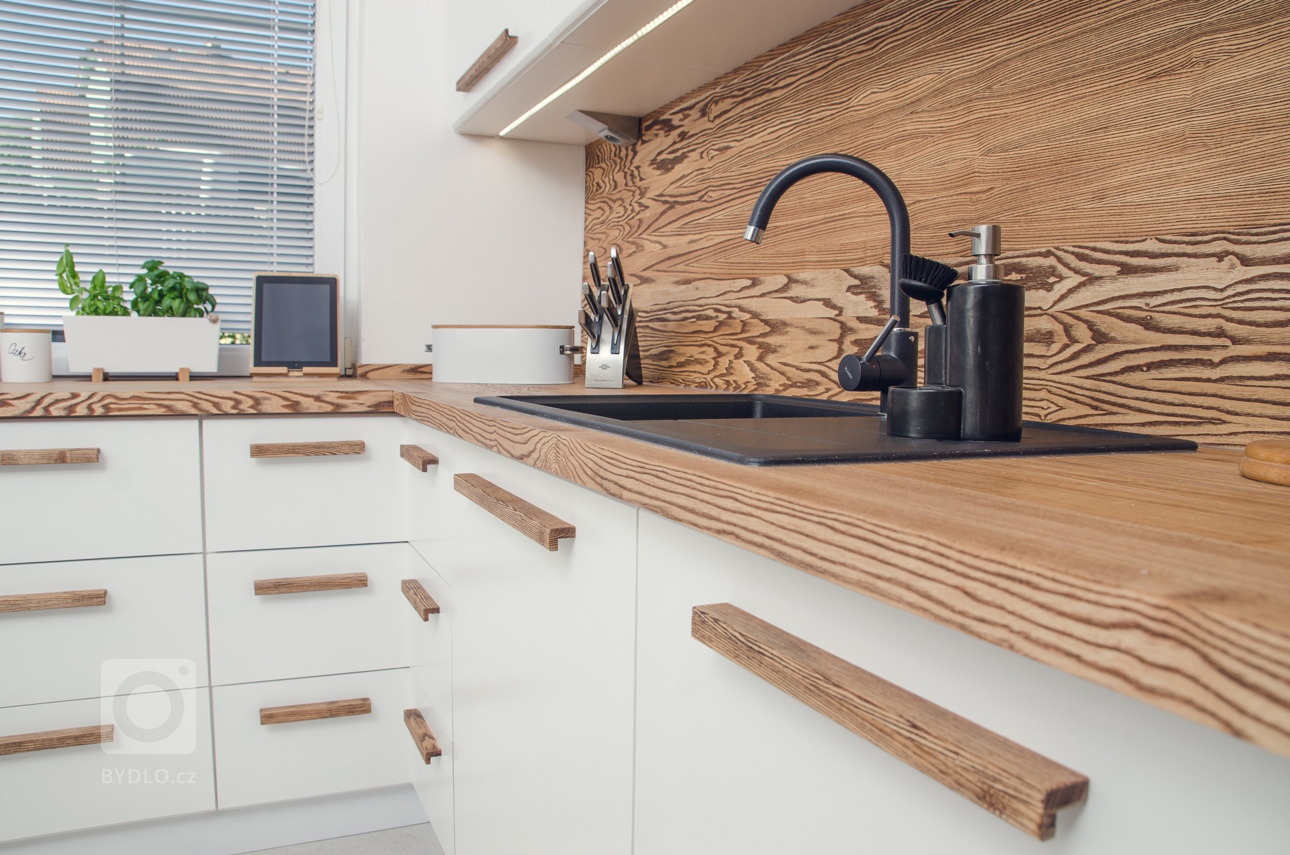 Před tvorbou této kuchyně mě oslovily zákazníci s jasnou zakázkou: &quot;Chceme novou kuchyň do staršího domečku. Nemáme o ní naprosto žádnou představu, ale od…