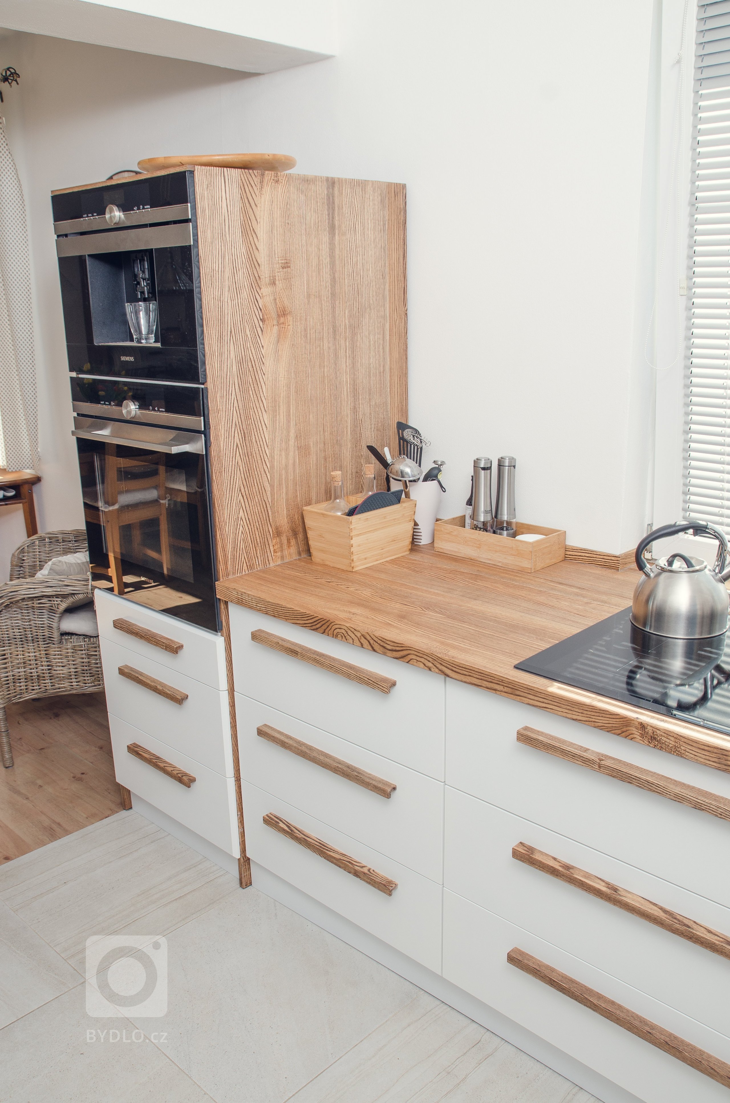 Před tvorbou této kuchyně mě oslovily zákazníci s jasnou zakázkou: &quot;Chceme novou kuchyň do staršího domečku. Nemáme o ní naprosto žádnou představu, ale od…