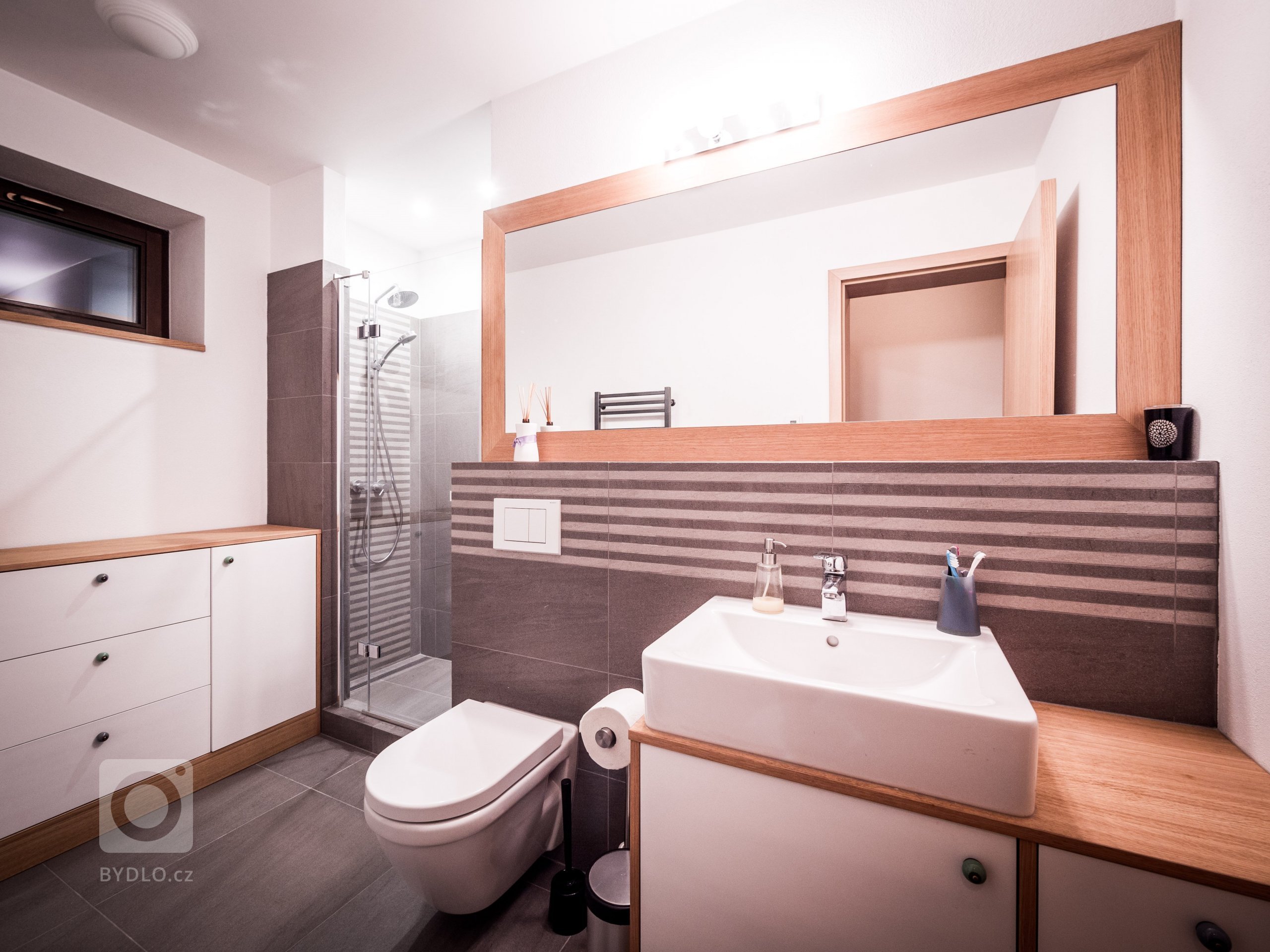 Nově postavený rodinný dům v obci Zdiby poblíž našeho hlavního města dostal díky koncepci veškerého vybavení do přírodních materiálů netradiční tvář. Byl to…