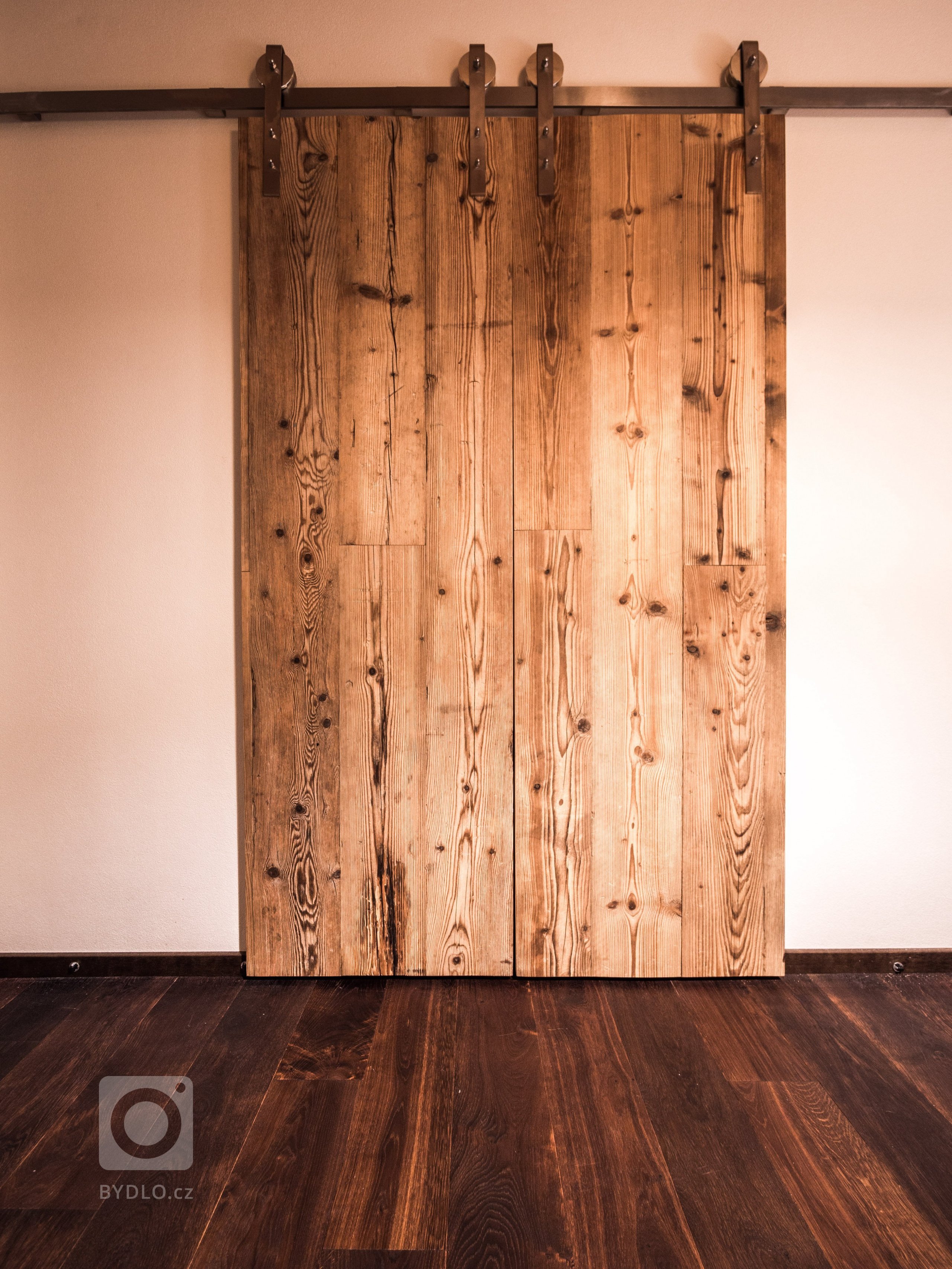 Nově postavený rodinný dům v obci Zdiby poblíž našeho hlavního města dostal díky koncepci veškerého vybavení do přírodních materiálů netradiční tvář. Byl to…