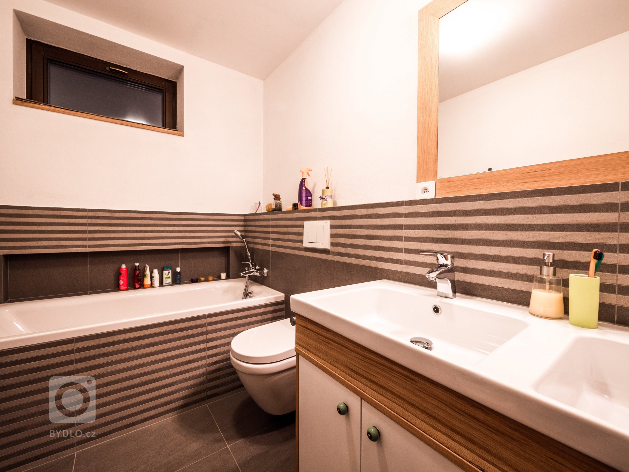 Nově postavený rodinný dům v obci Zdiby poblíž našeho hlavního města dostal díky koncepci veškerého vybavení do přírodních materiálů netradiční tvář. Byl to…