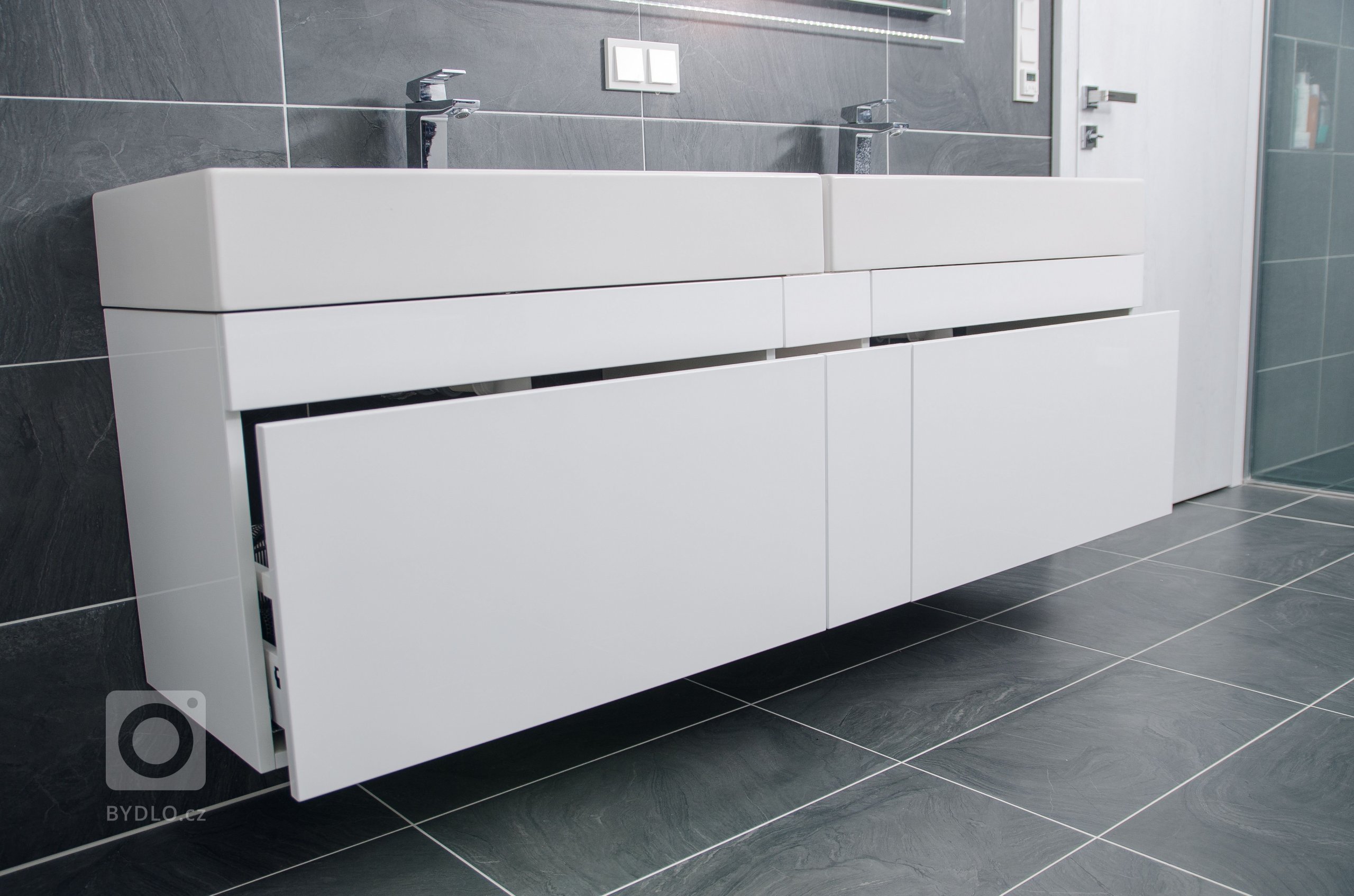 I koupelna se může stát nejoblíbenější místností v domě, stačí jen vystoupit ze stereotypů nabídek obchodů a nechat si jí vyrobit přímo &quot;na tělo&quot;.…