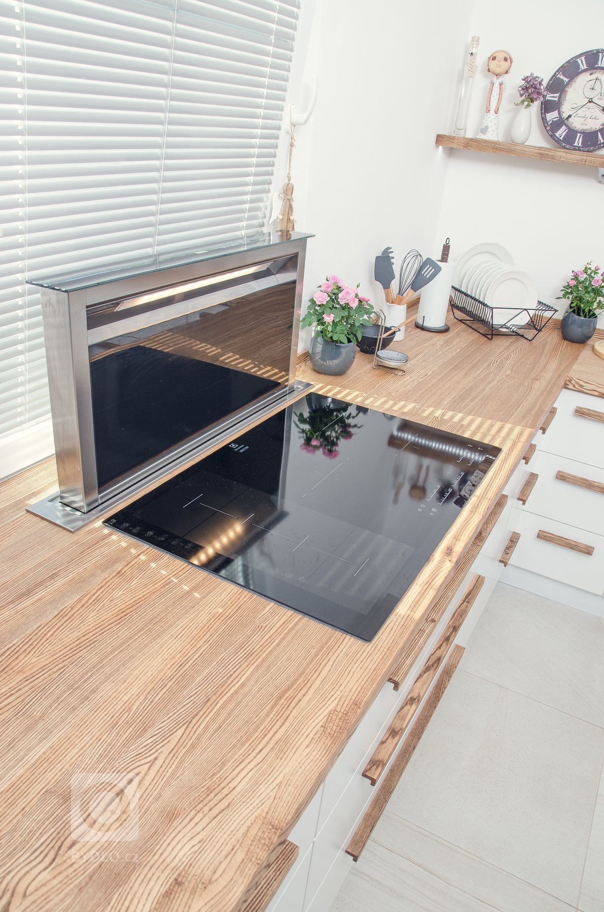 Před tvorbou této kuchyně mě oslovily zákazníci s jasnou zakázkou: &quot;Chceme novou kuchyň do staršího domečku. Nemáme o ní naprosto žádnou představu, ale od…