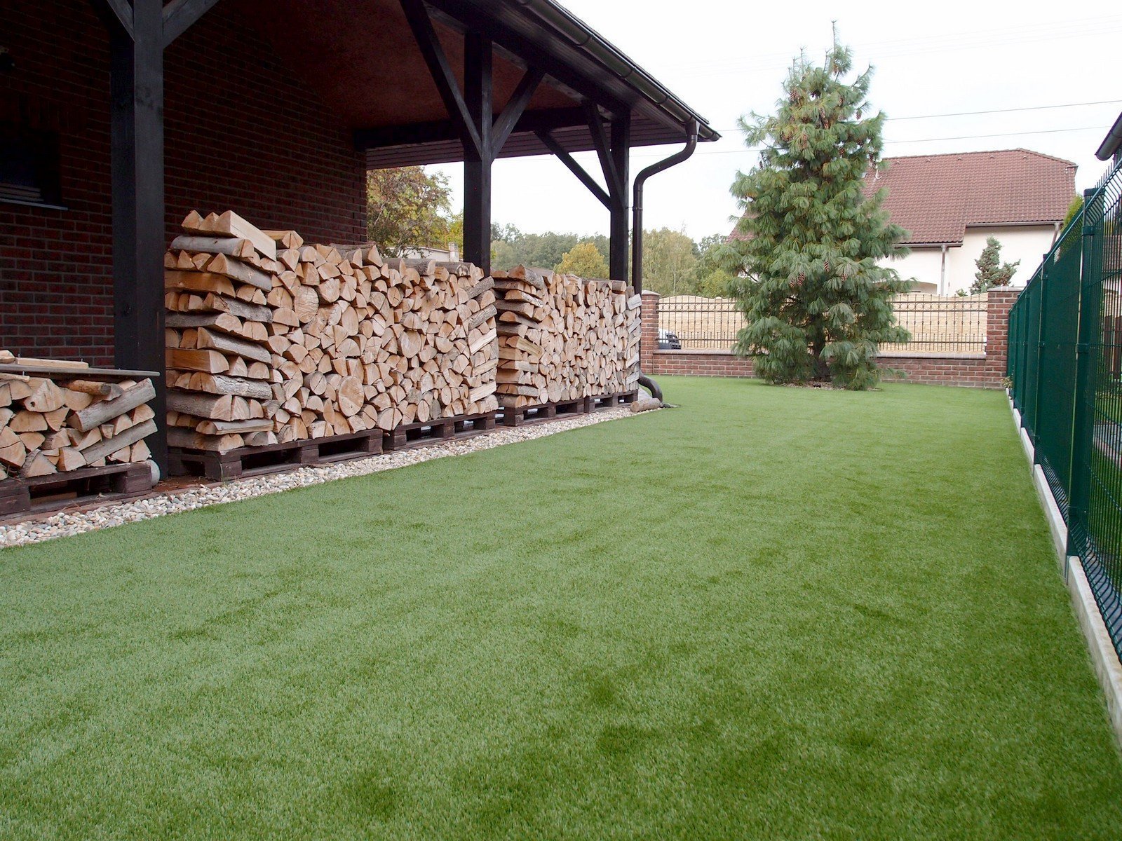 Instalace umělého trávníku Royal Grass SILK 35 na předzahrádce rodinného domu.