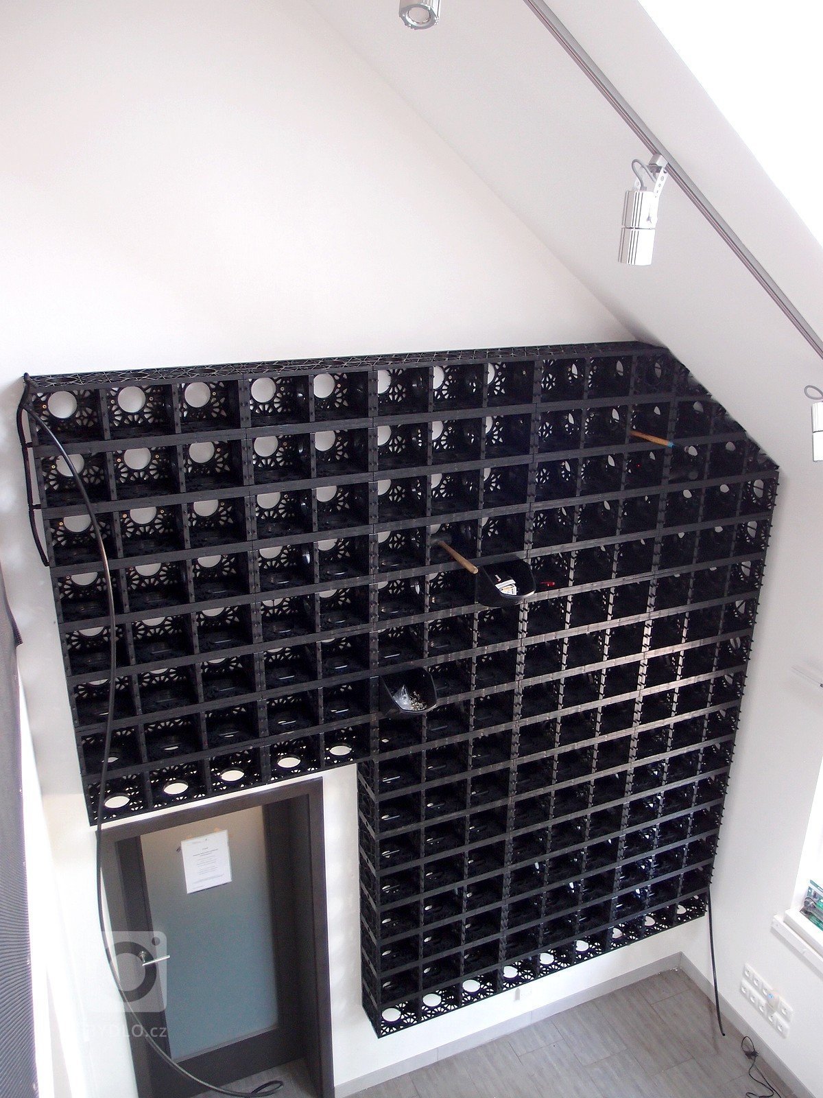 Realizace vertikálního modulového systému je velmi jednoduchá. Systém vertikální zahrady je vybaven automatickým zavlažováním.