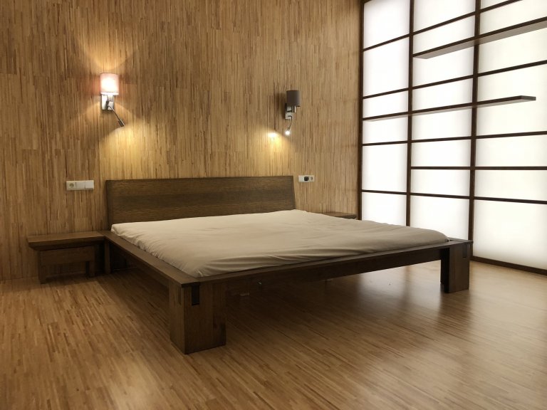 Japonská ložnice s prosvětlenou stěnou