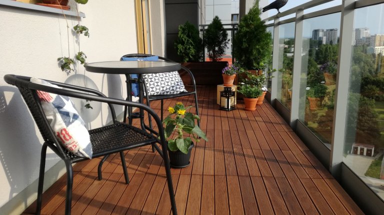 Sestavitelna&nbsp;terasa&nbsp;z přírodního dřeva, která se dokonale hodí na balkóny, zahradní terasy a hydroizolace.

