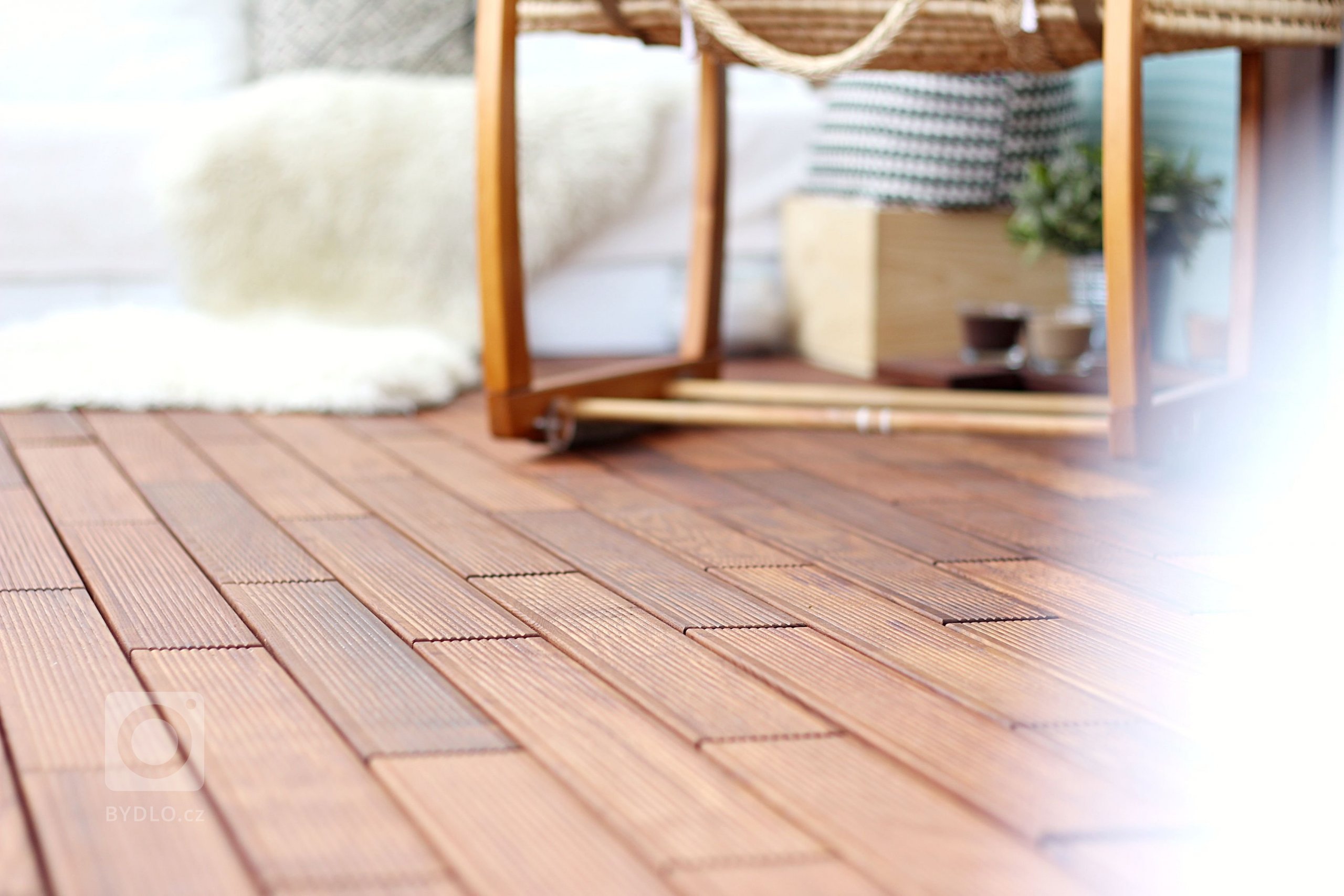 Terasový systém GUMI &nbsp;jediným řešením svého druhu na trhu: masivní přírodní dřevo s tloušťkou 21 mm, které nepotřebuje trvalou instalaci na povrch a…