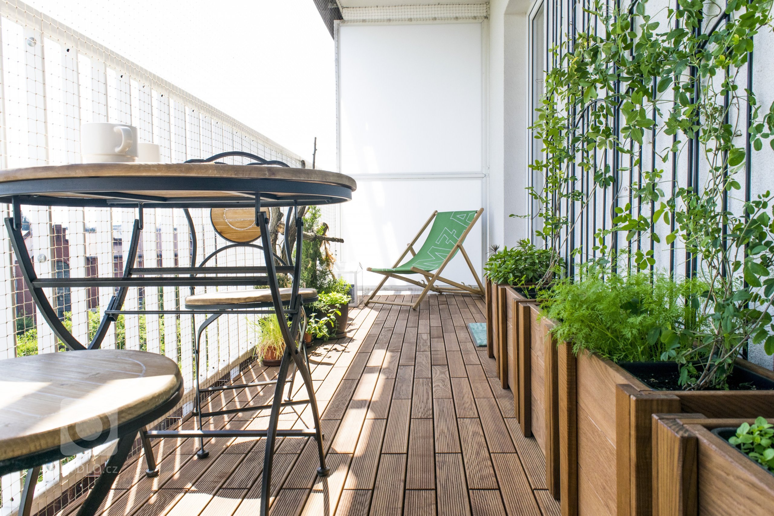 Naše zákaznice Klára to vyřešila zatím takto. Podlahu spolu s manželem položili společně
