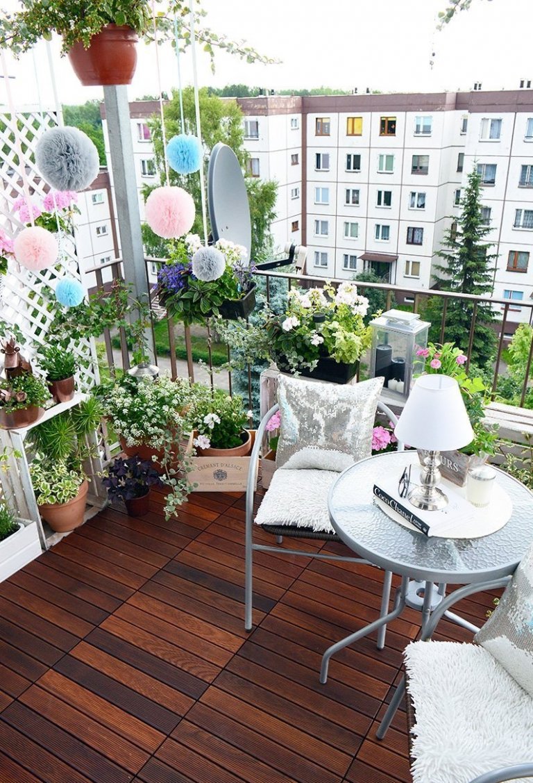 Přeměna bytového klasického balkonu, doplněna krásnými prvky doplněna dřevěnou podlahou. Inspiracie pro balkon
