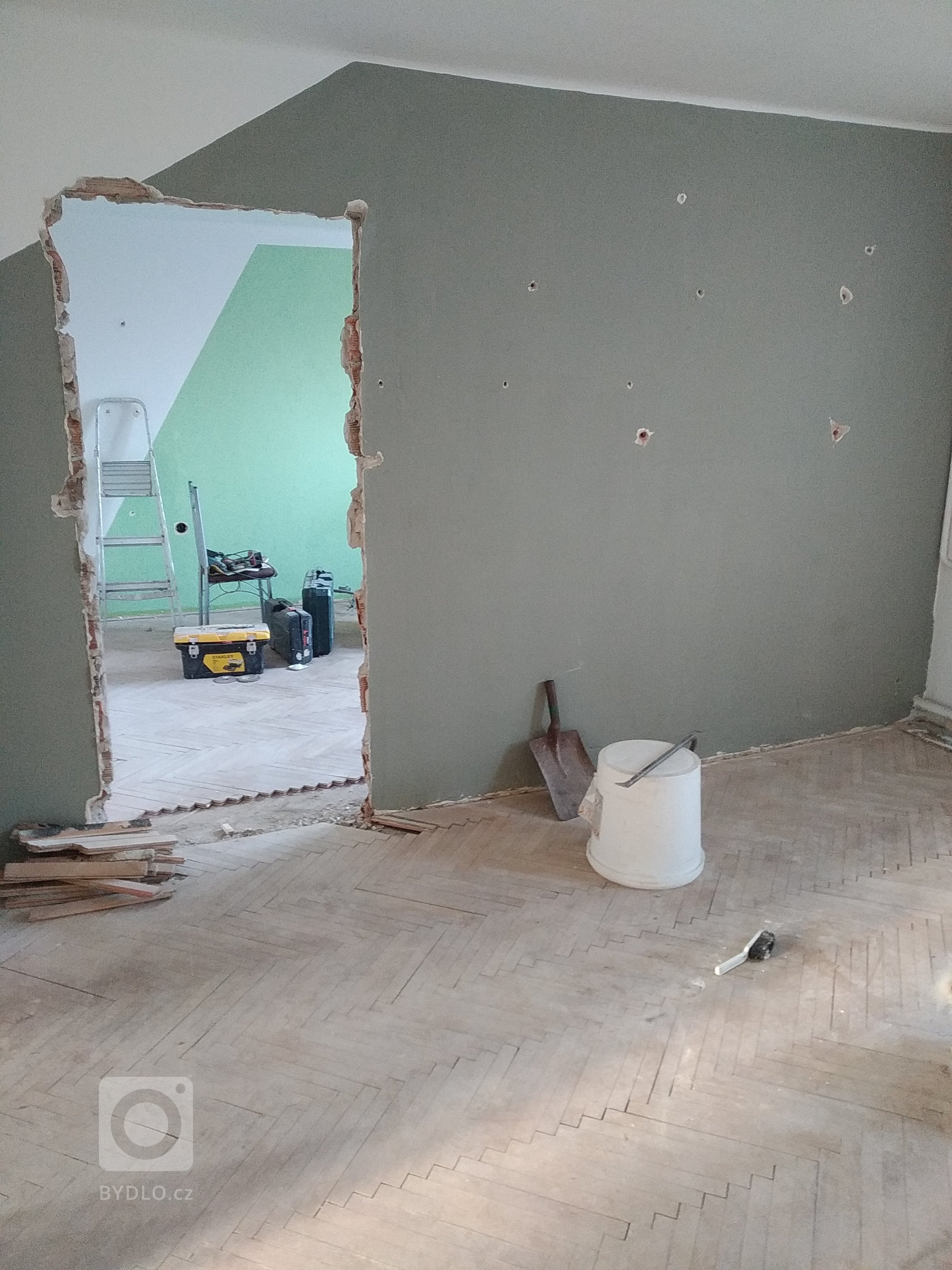 Byt s celkovou výměrou pouhých 56m2&nbsp;majitelům ve svém původním stavu již nevyhovoval. Problematický byl&nbsp;technický stav, tak hlavně i dispozice bytu.…