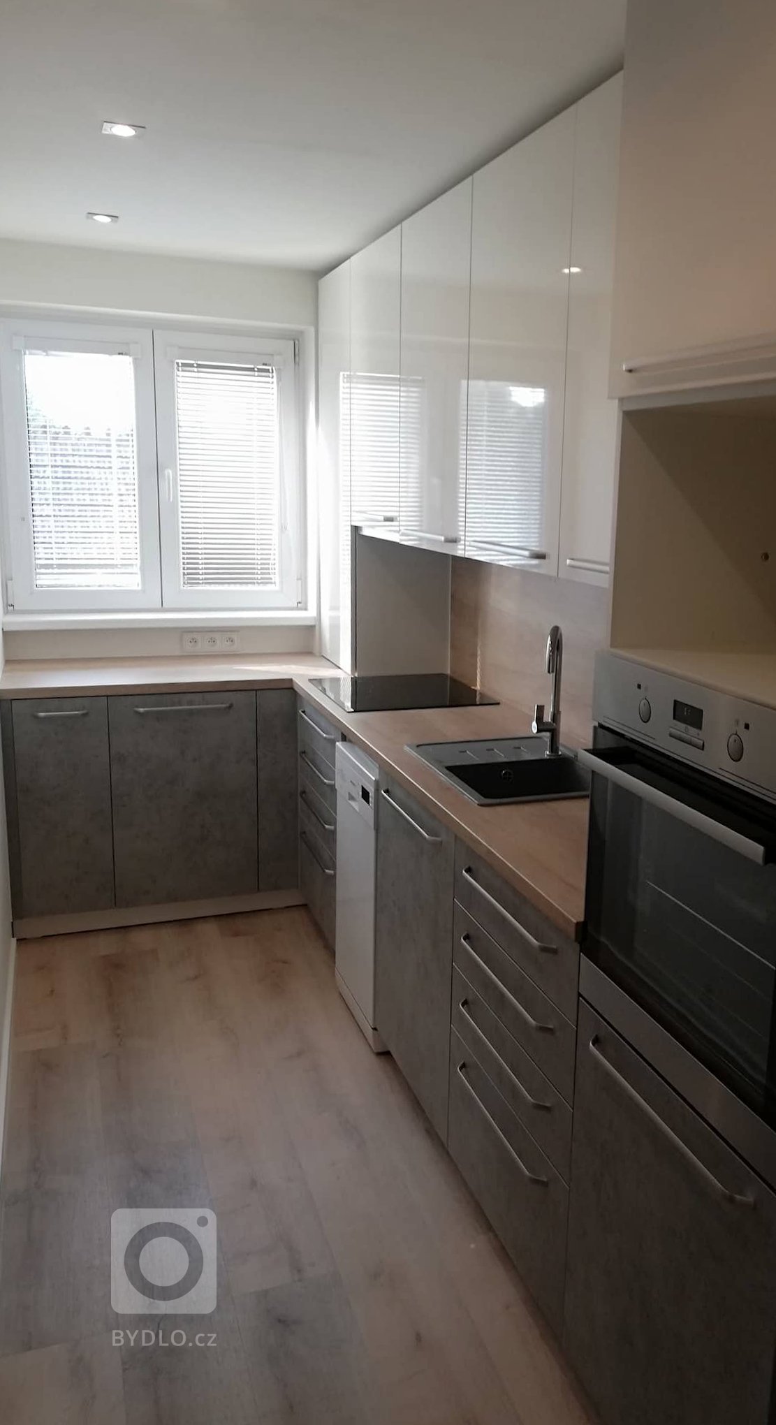 Byt s celkovou výměrou pouhých 56m2&nbsp;majitelům ve svém původním stavu již nevyhovoval. Problematický byl&nbsp;technický stav, tak hlavně i dispozice bytu.…