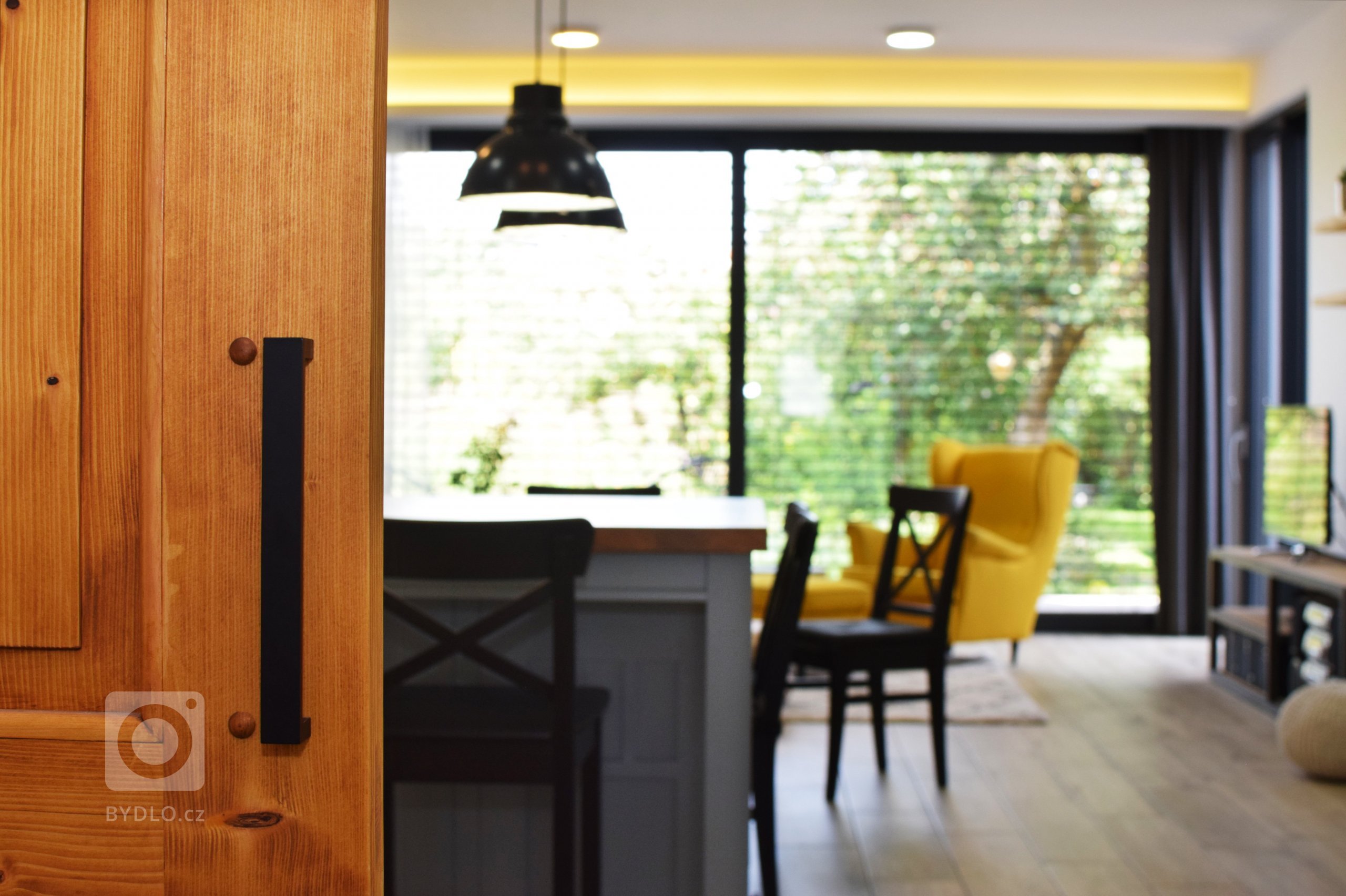 Se začátkem školy a povinností se budeme držet více doma. Nevadí. Tahle rodina má interiér zrealizovaný podle svých představ.

Klienti tíhli spíše k…