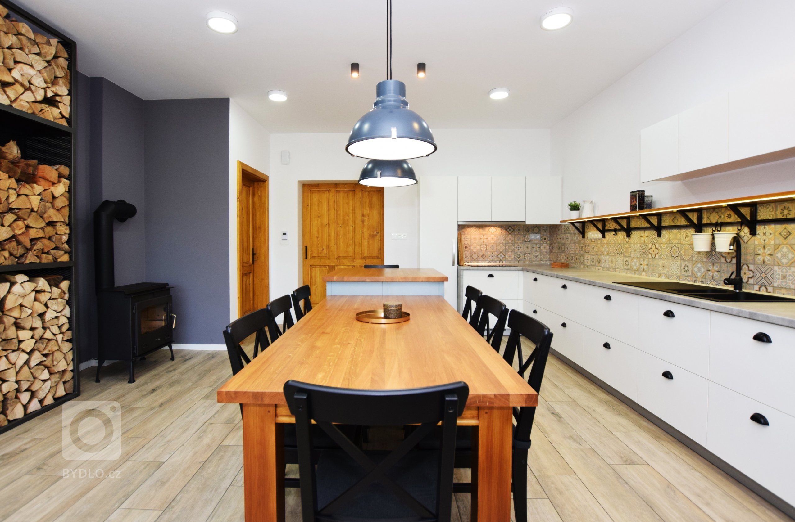 Se začátkem školy a povinností se budeme držet více doma. Nevadí. Tahle rodina má interiér zrealizovaný podle svých představ.

Klienti tíhli spíše k…