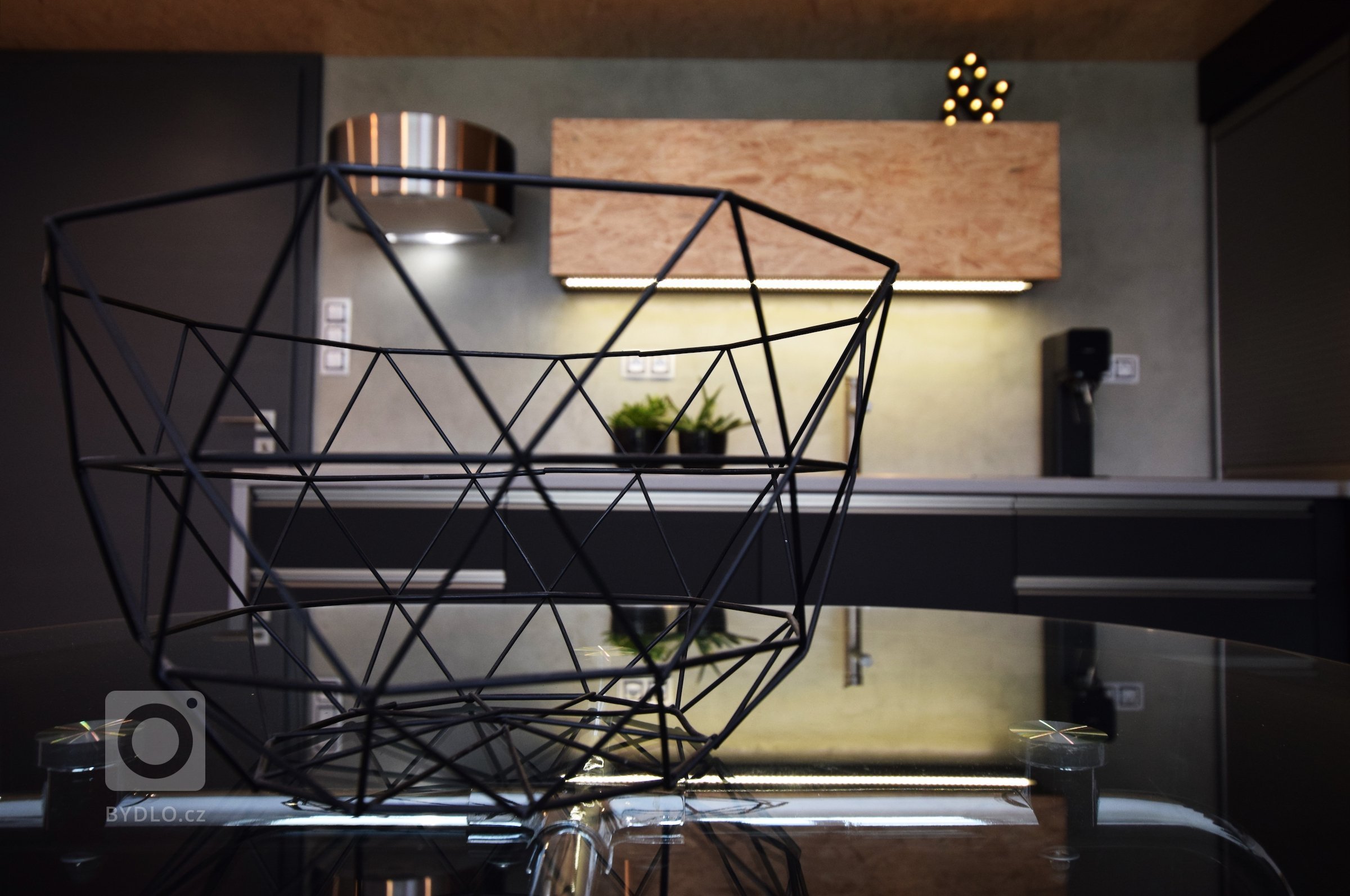 Realizace hlavního obývacího prostoru, kde nám výšku stropu 3,5m umožnila vložení spacího patra. Atypické prostory prostě miluju a oceňuju odhodlání majitelky…